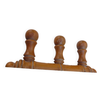 Wall-mounted coat rack circa 1940 in turned wood with 3 hooks