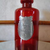 Ensemble de flacon pour salle de bain verre rouge et étain mid-century