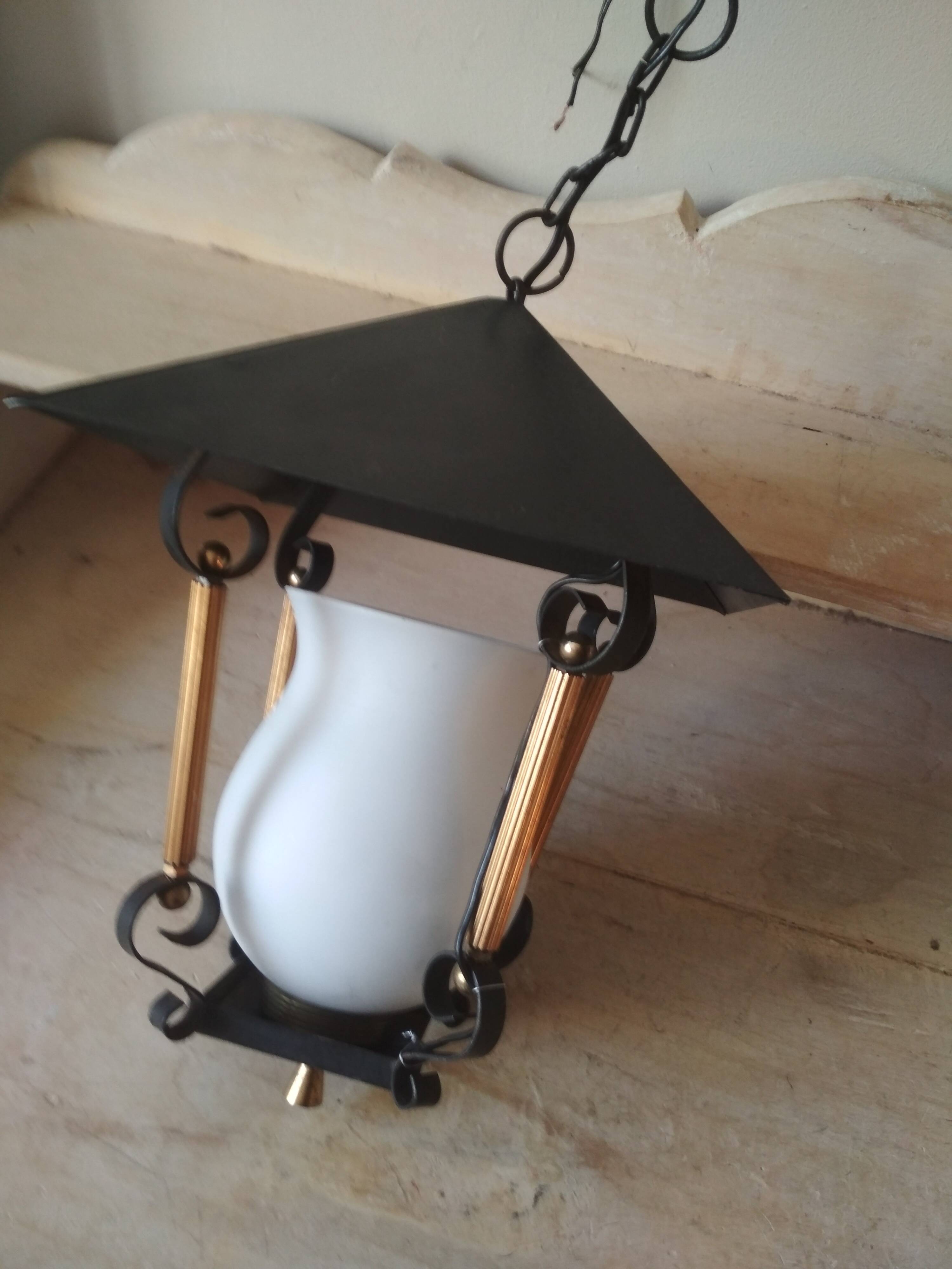 suspension lanterne noire et doré avec opaline blanche
