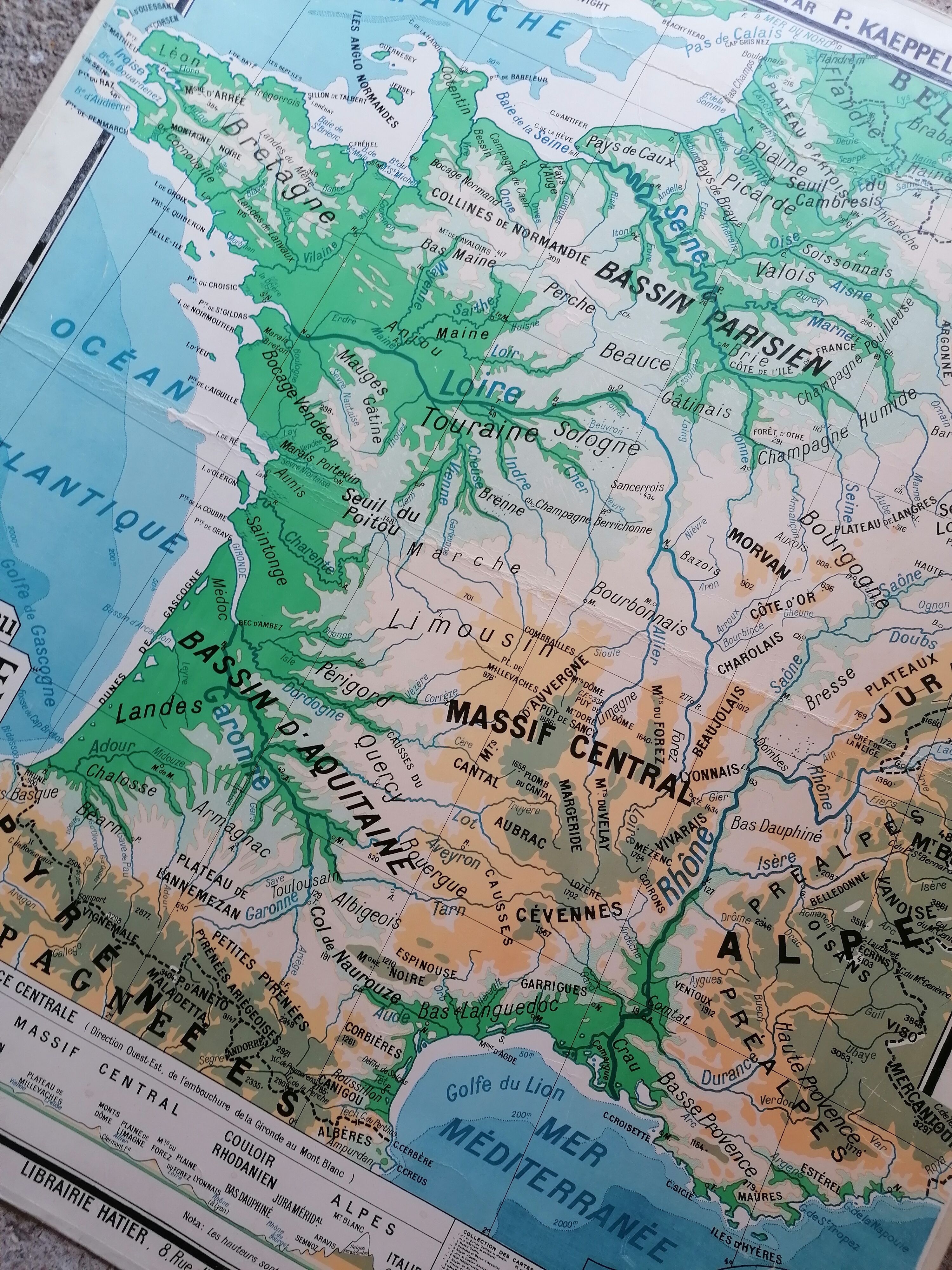 Old physical France map N°11 Hatier Kaeppelin cardboard.