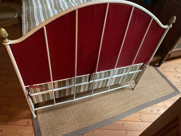 Lit ancien en métal