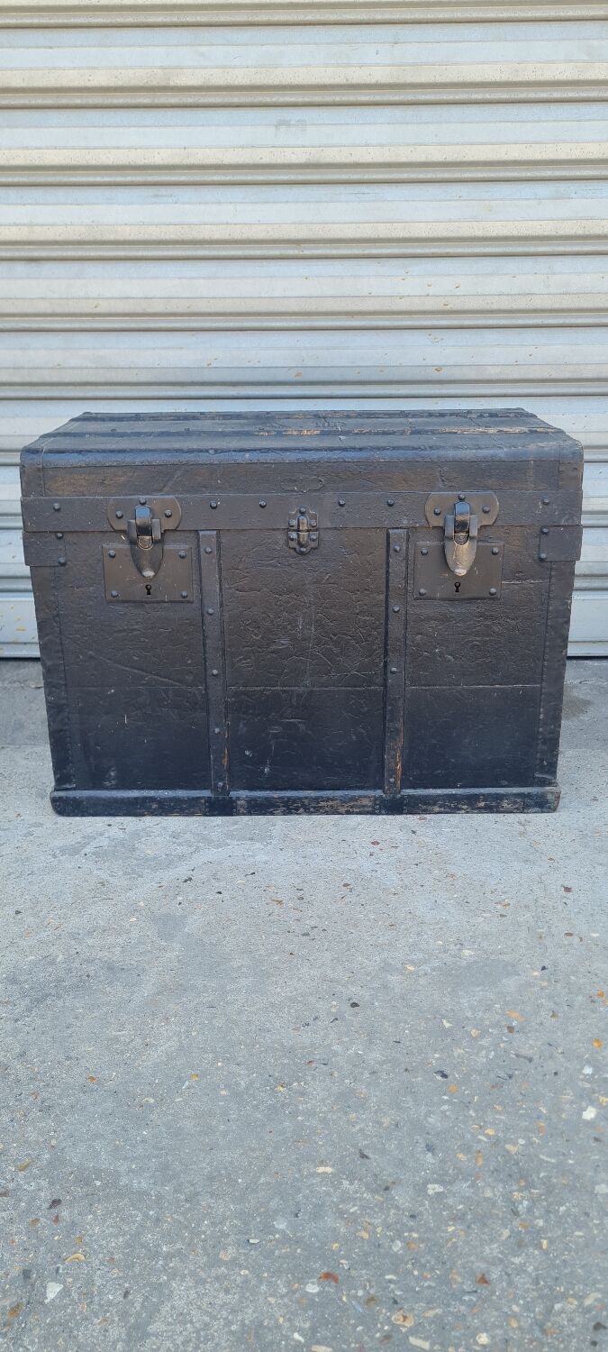 Old trunk lavolaille Paris