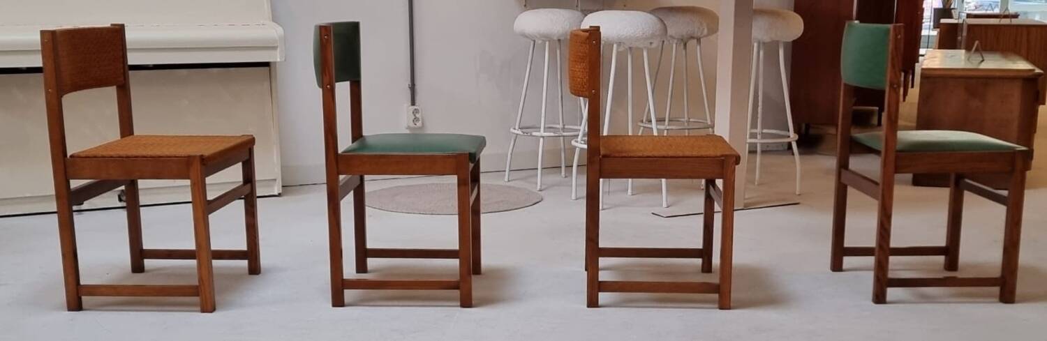 Quatre chaises du milieu du siècle