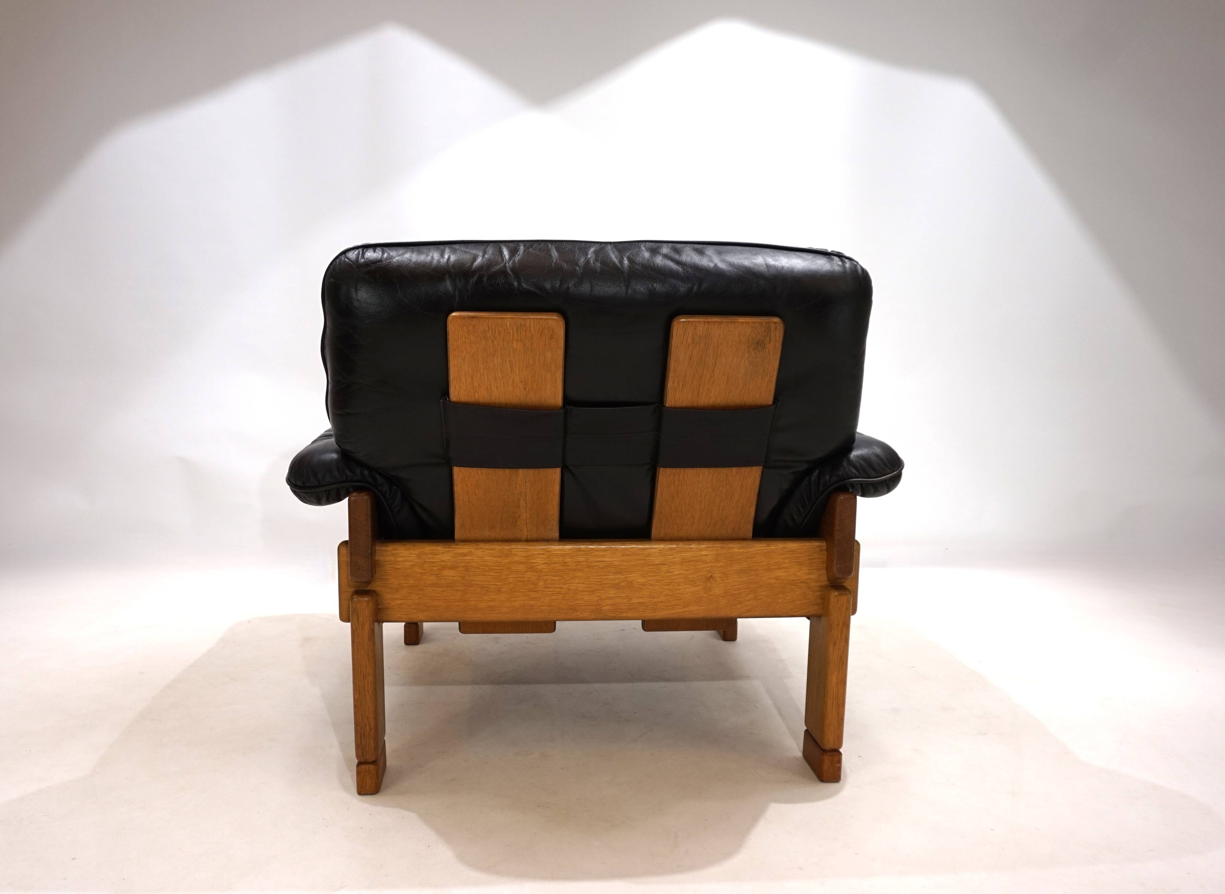 Fauteuil brutaliste cuir et chêne, 1960