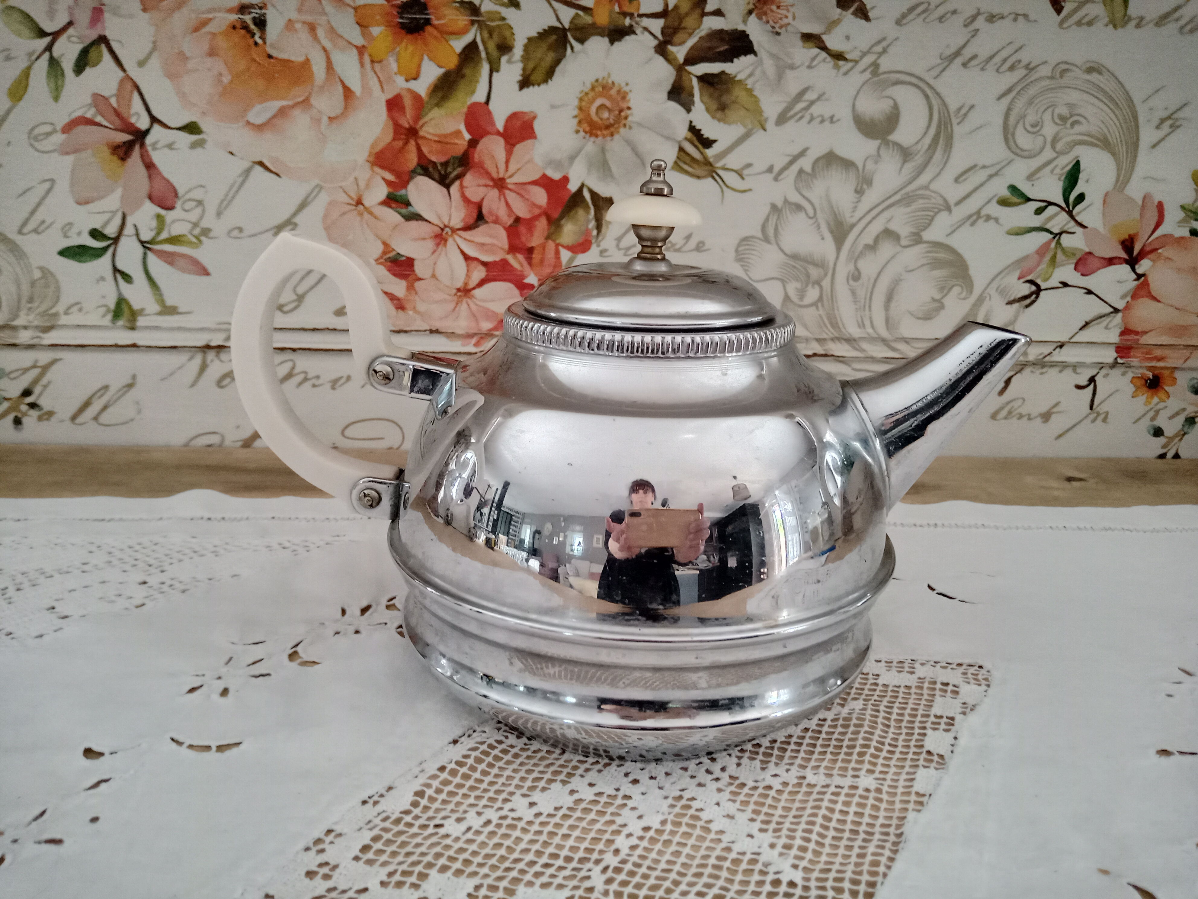 Vintage English teapot in chromed metal and bakelite "Denlagh Products"