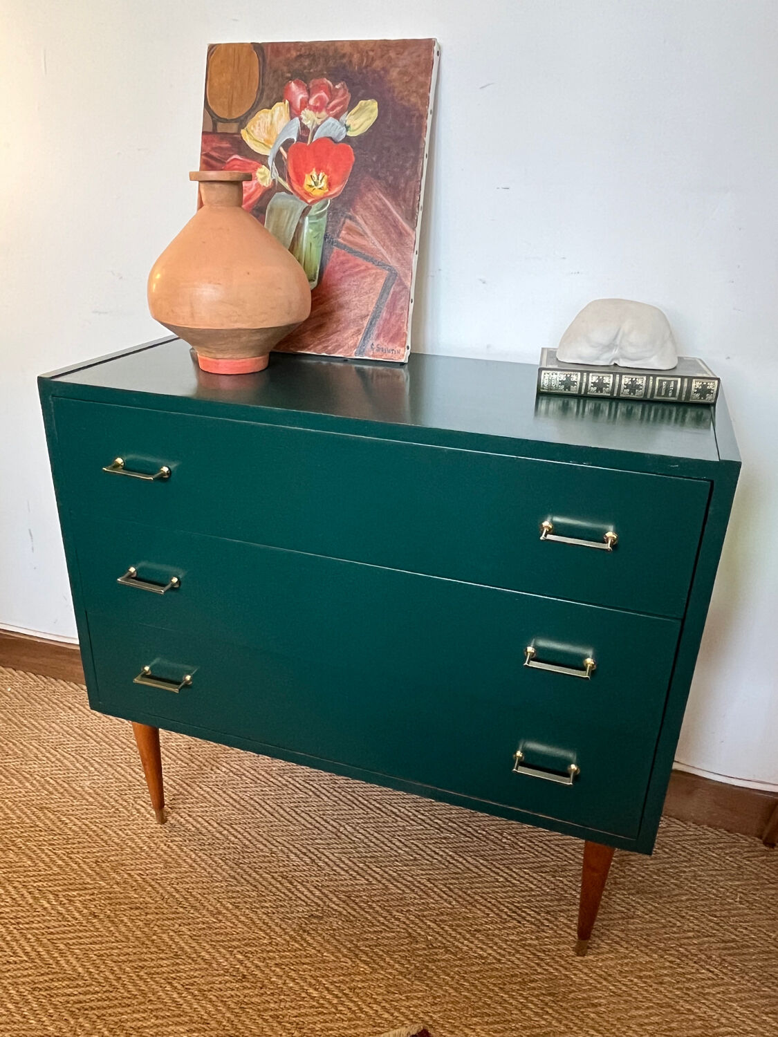Commode vintage verte poignées dorées et pieds fuseaux