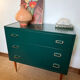 Commode vintage verte poignées dorées et pieds fuseaux