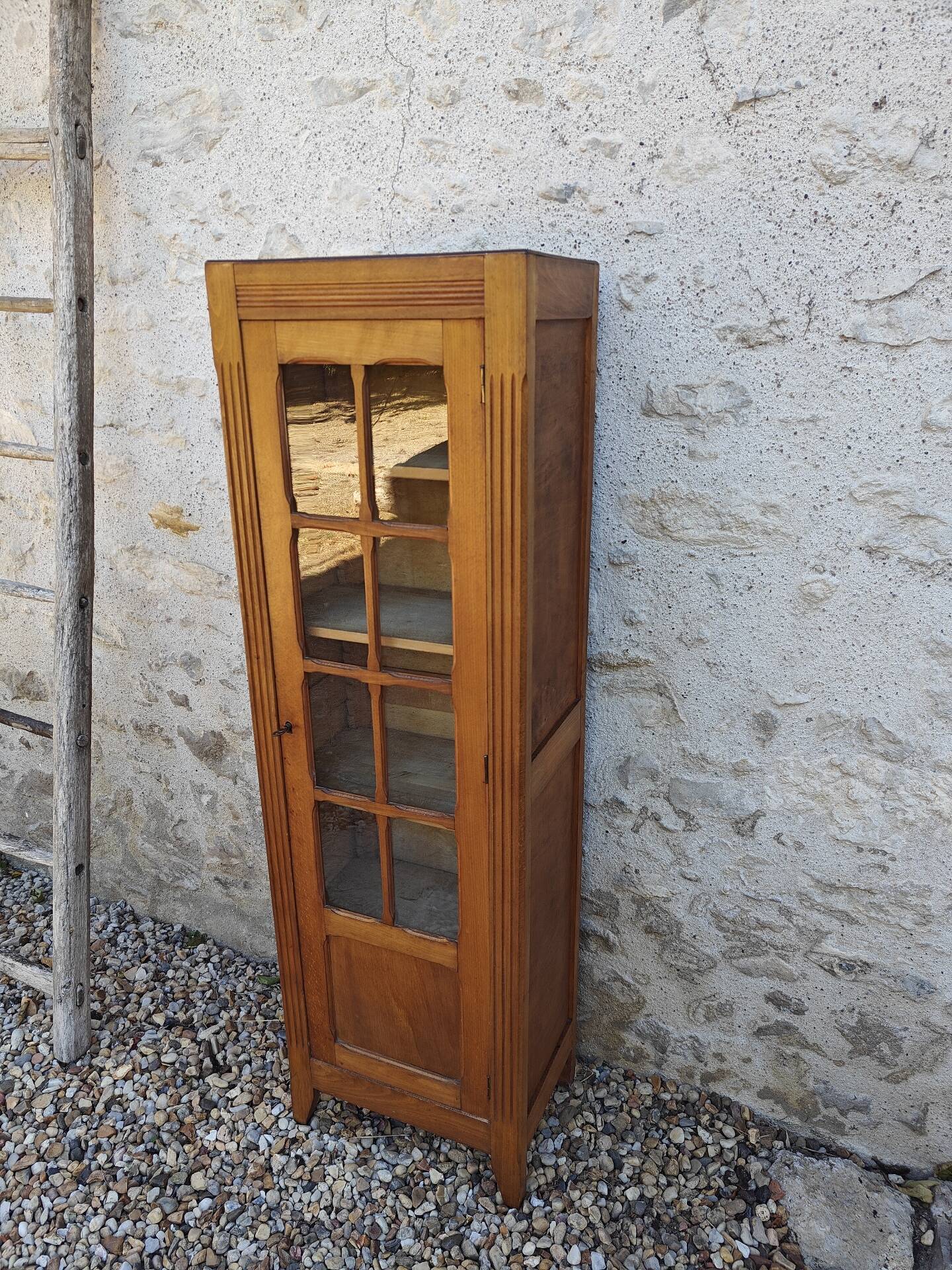 Showcase an old door, small bookshelf.