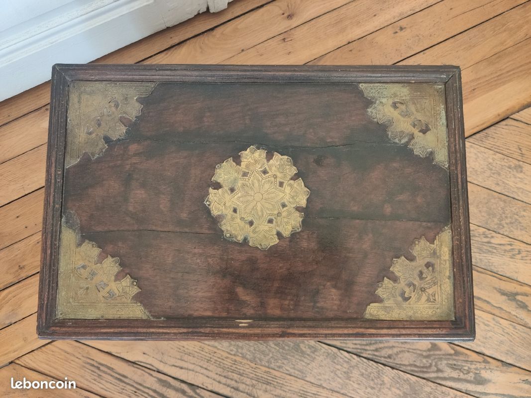 Old Indian wooden wedding chest decorated with chiseled brass plaque. India late 19th/early 20th