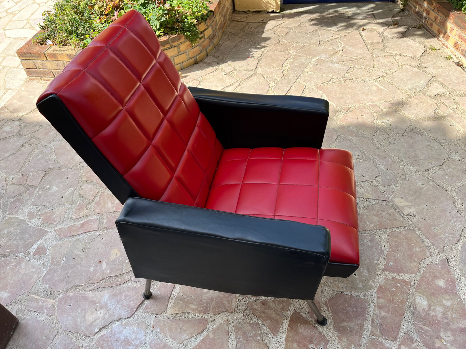 Pair of vintage armchairs in red and black Skai