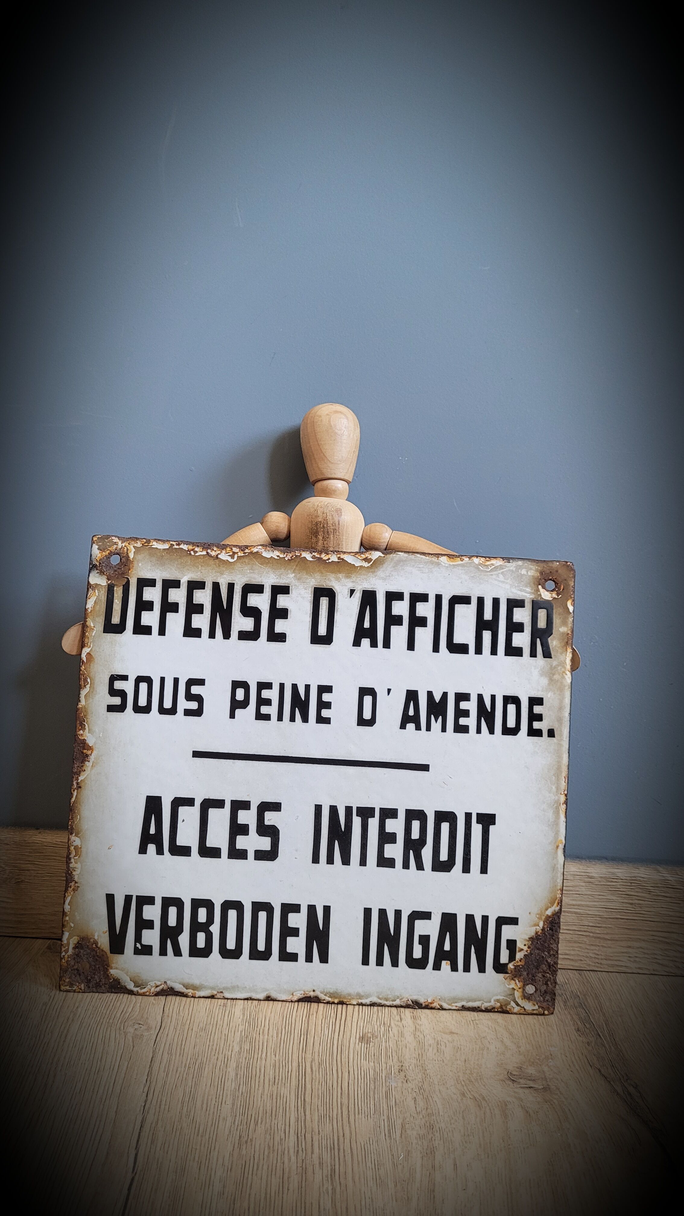 Enamelled plate defense display