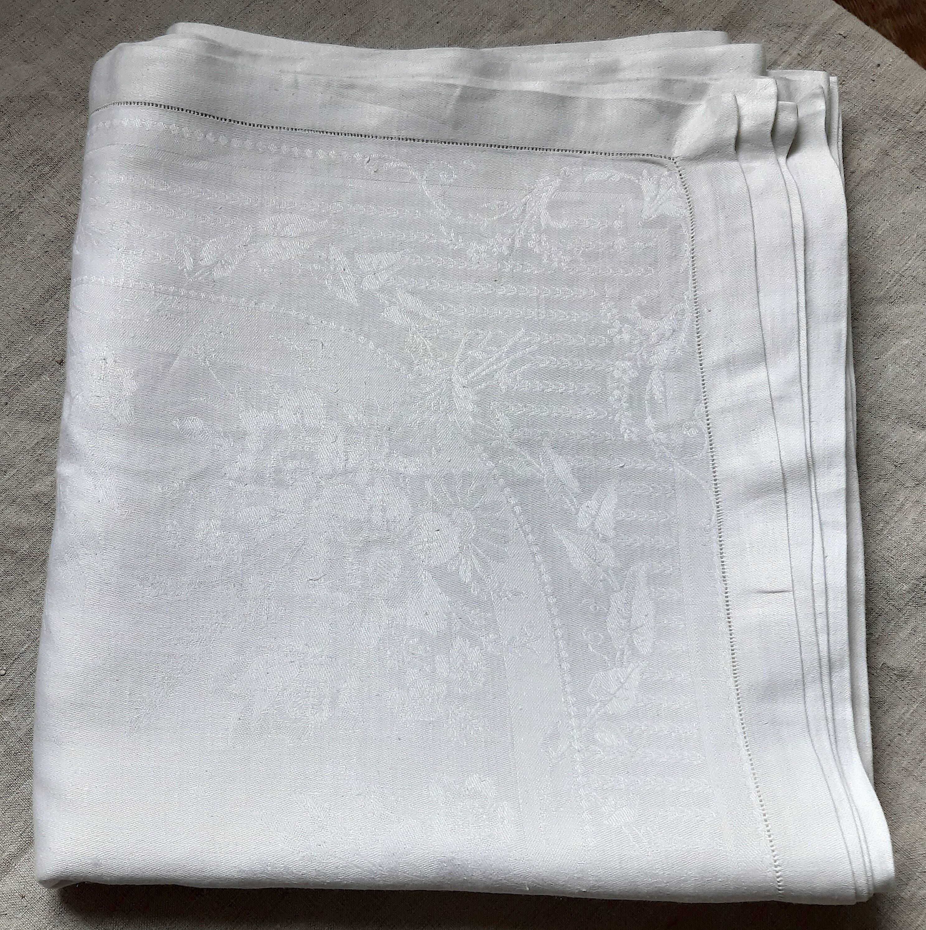 Damask tablecloth 1900 with floral decorations, 1m60 x 2m80