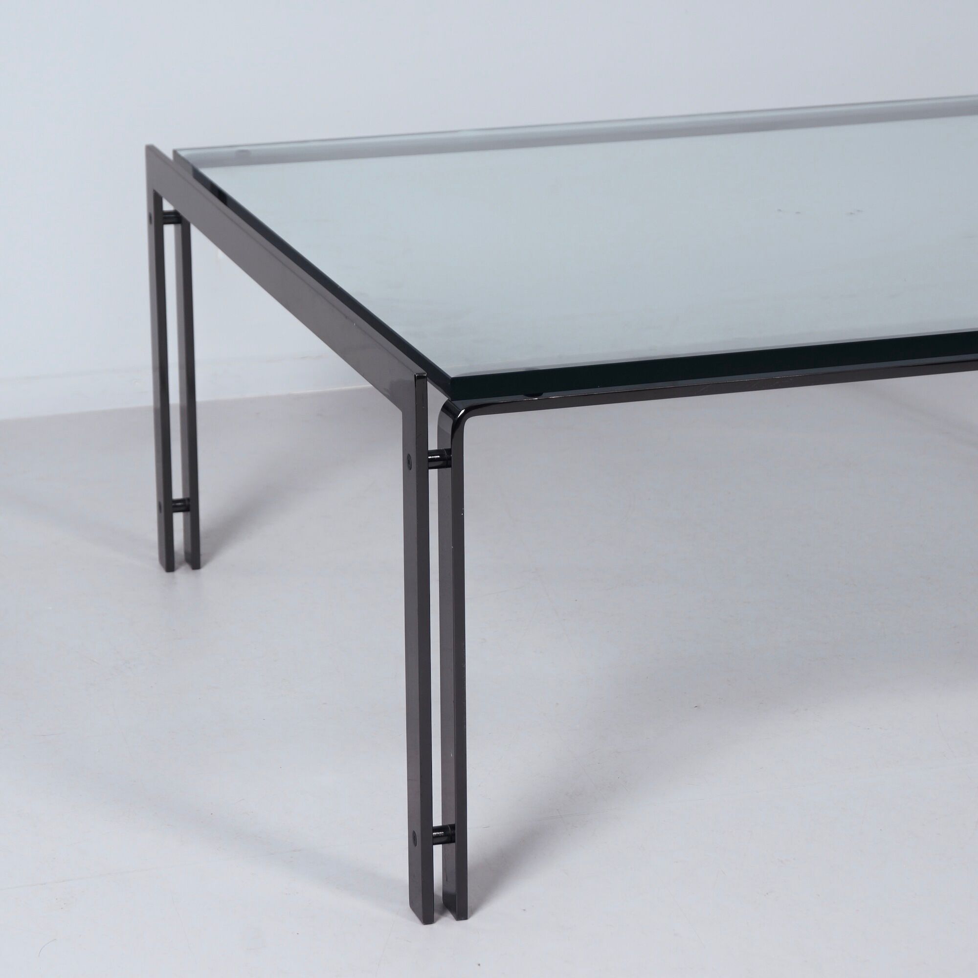 Table basse M1 par Metaform des années 80 en acier inoxydable couleur bronze.