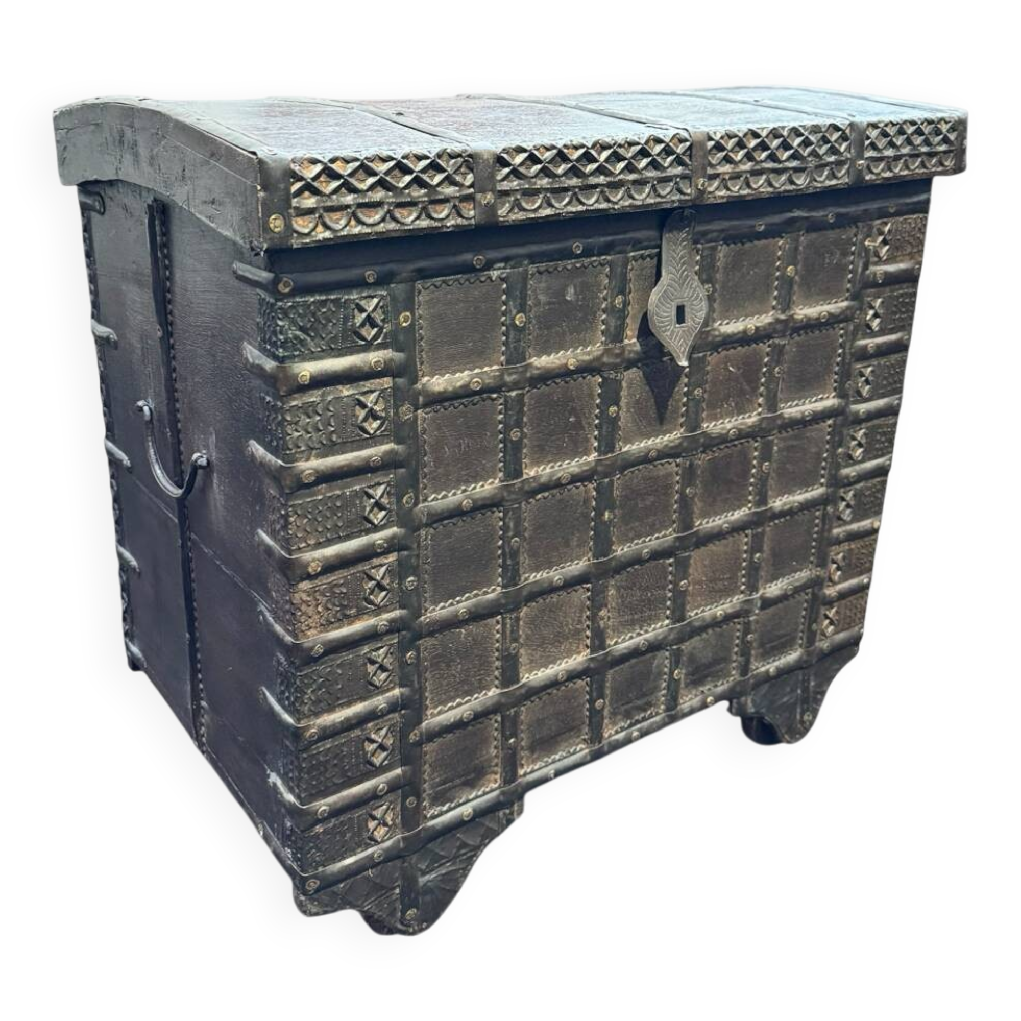 Small Anglo-Indian rolling chest in exotic wood from the 20th century.