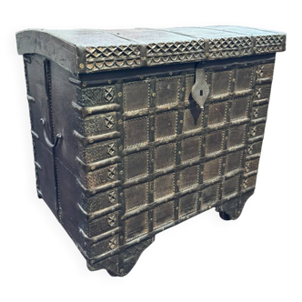 Small Anglo-Indian rolling chest in exotic wood from the 20th century.