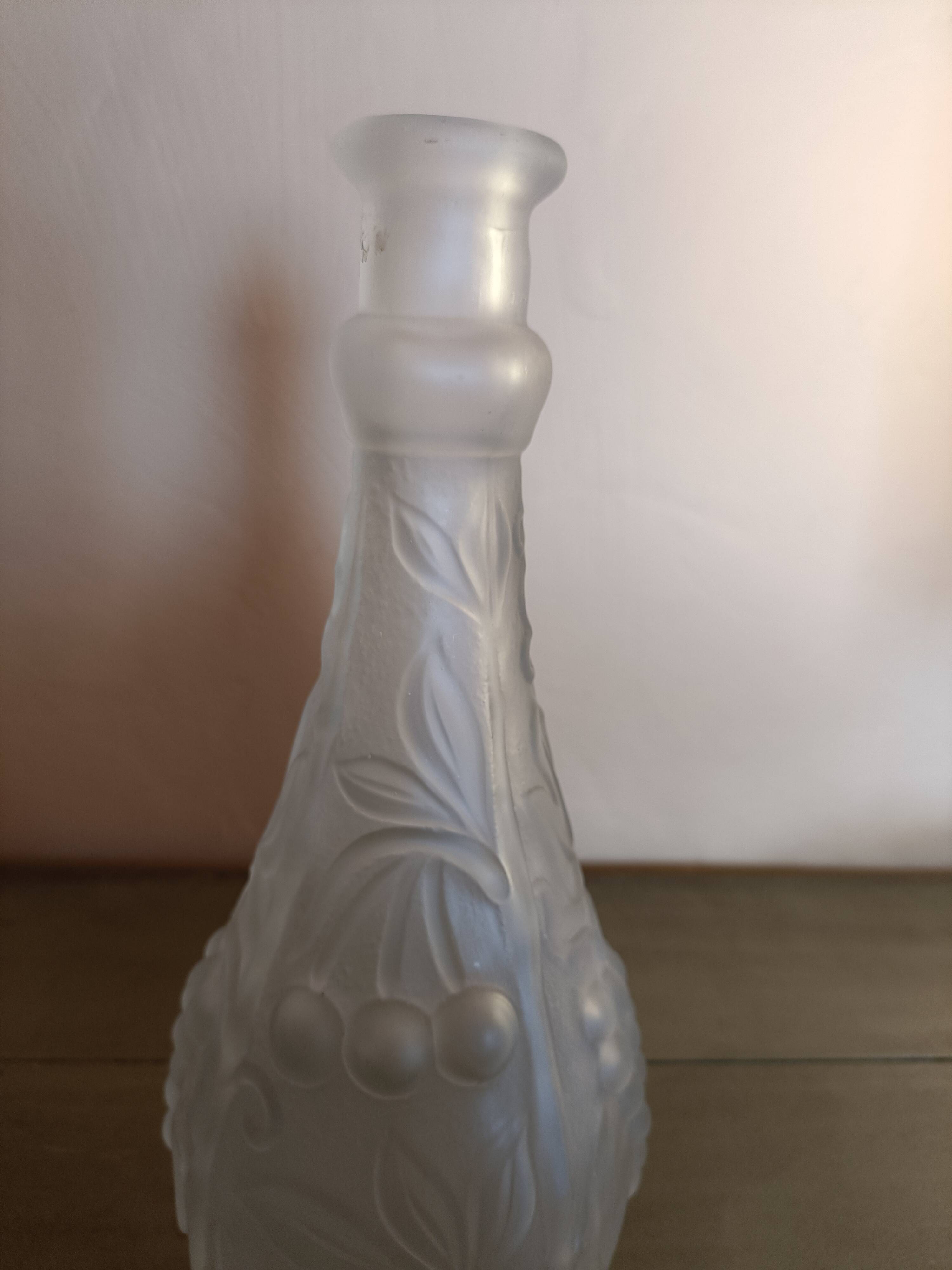 Vase en verre moulé pressé satiné art déco