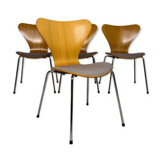 4 chairs Series 7 – Arne Jacobsen for Fritz Hansen