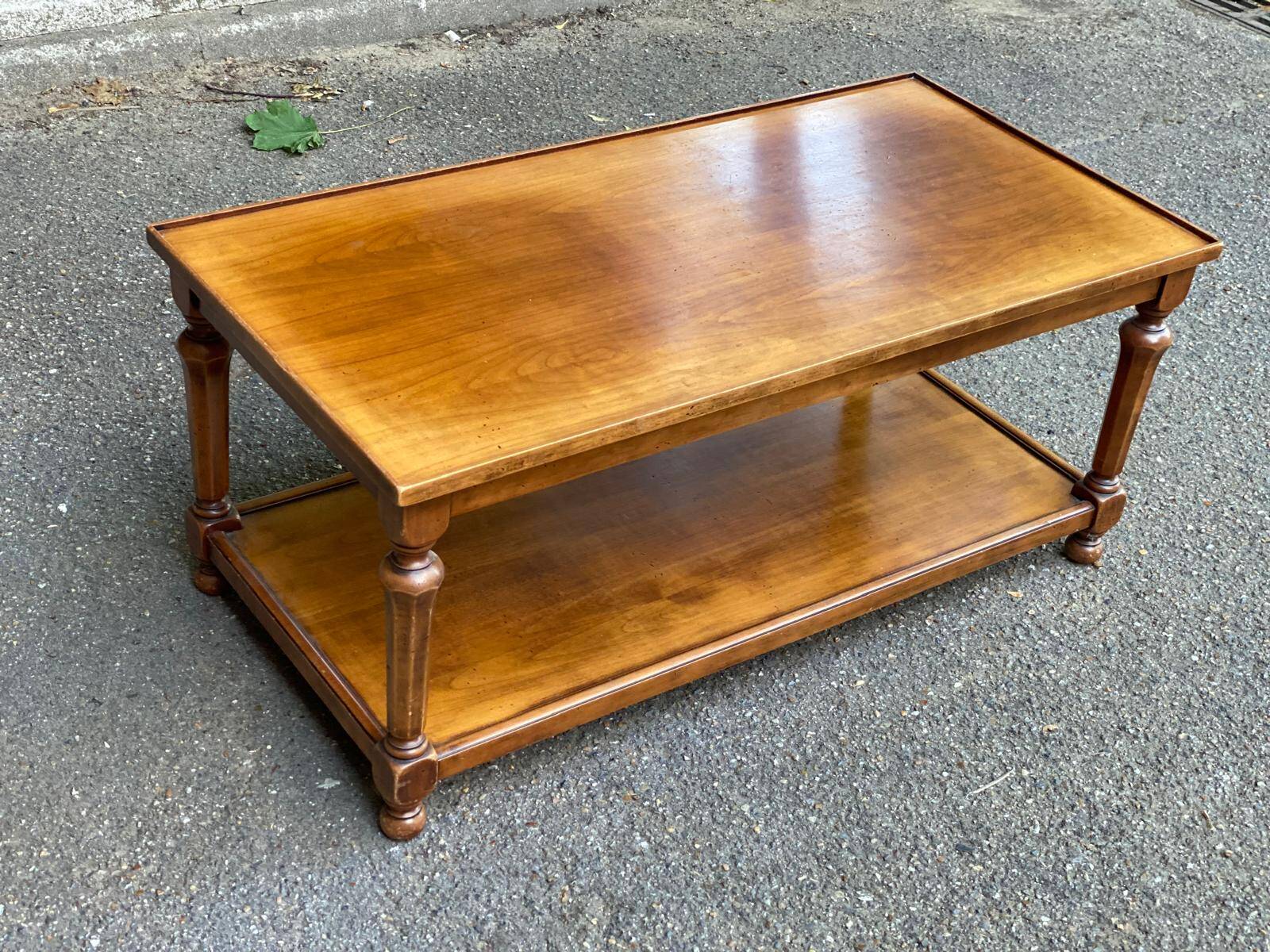 Extendable coffee table in solid wood with two shelves, 100 cm