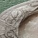 Plat en étain repoussé, art déco