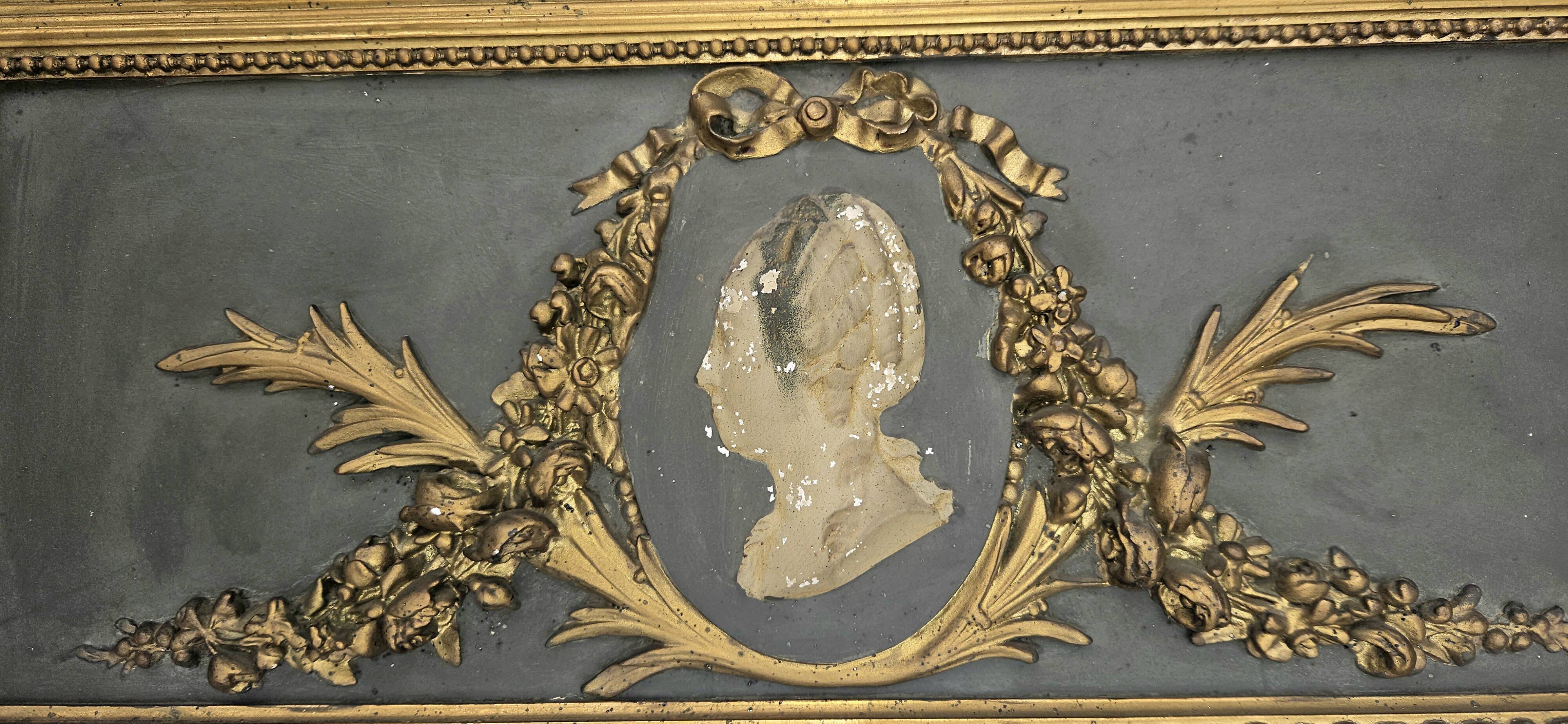 Miroir trumeau à decor d'un médaillon de femme 106cm haut