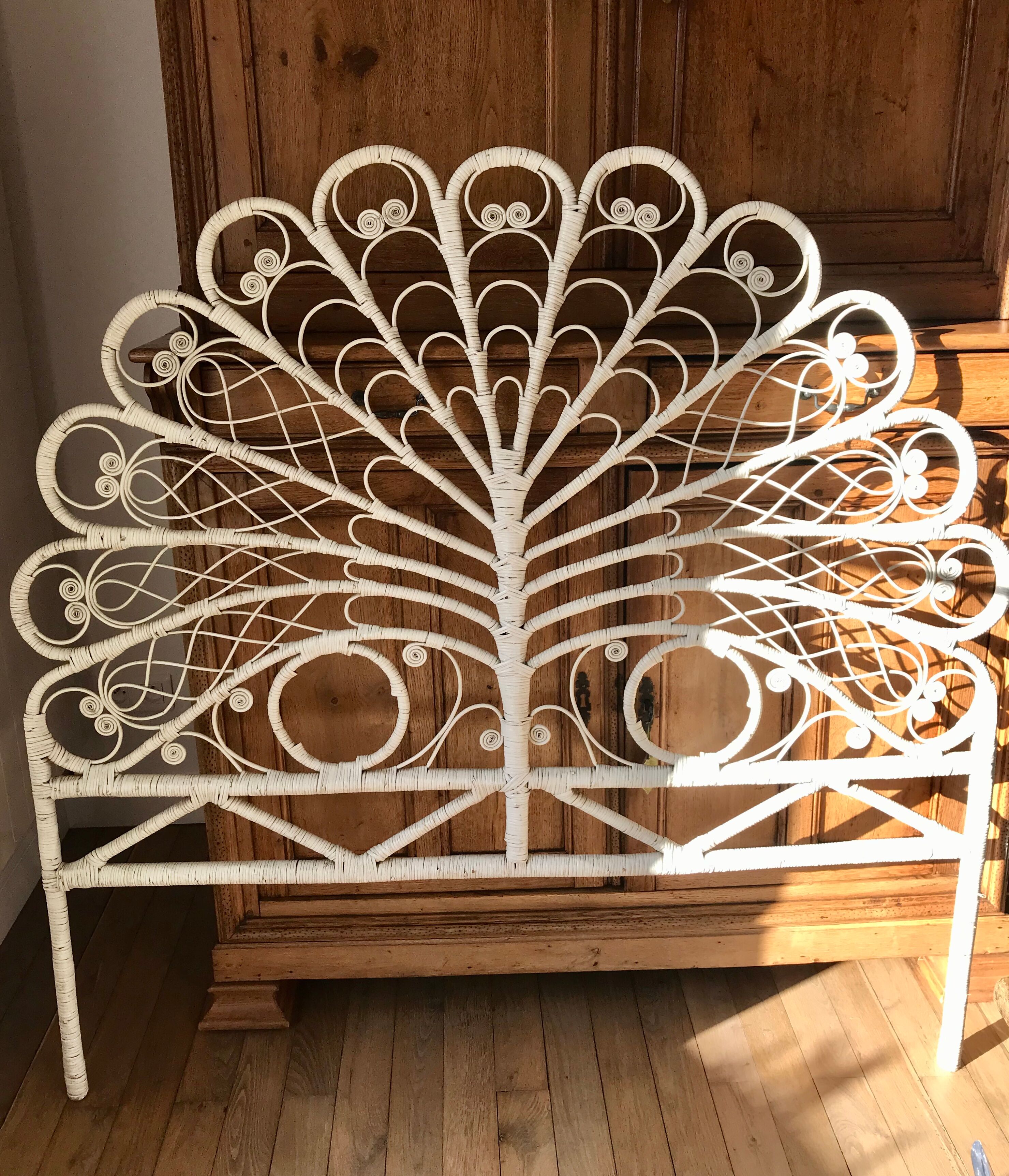Rattan headboard & white wicker peacock tail décor 50-60s