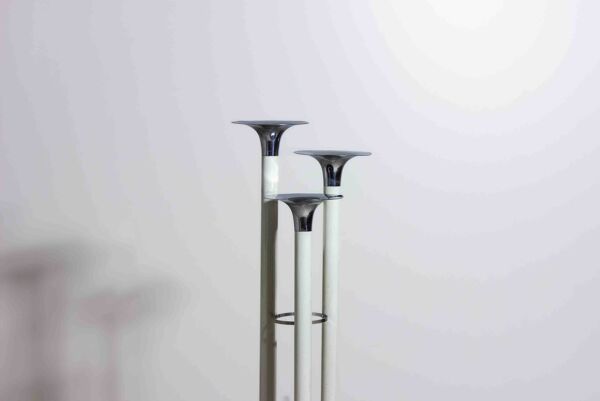 Lampadaire tripode français à abat-jour trompette en chrome et émail, années 1960