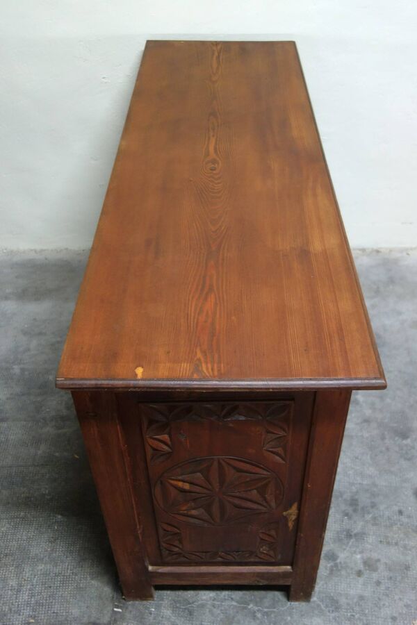 Buffet en pin sculpté, art populaire montagnard, 1950s