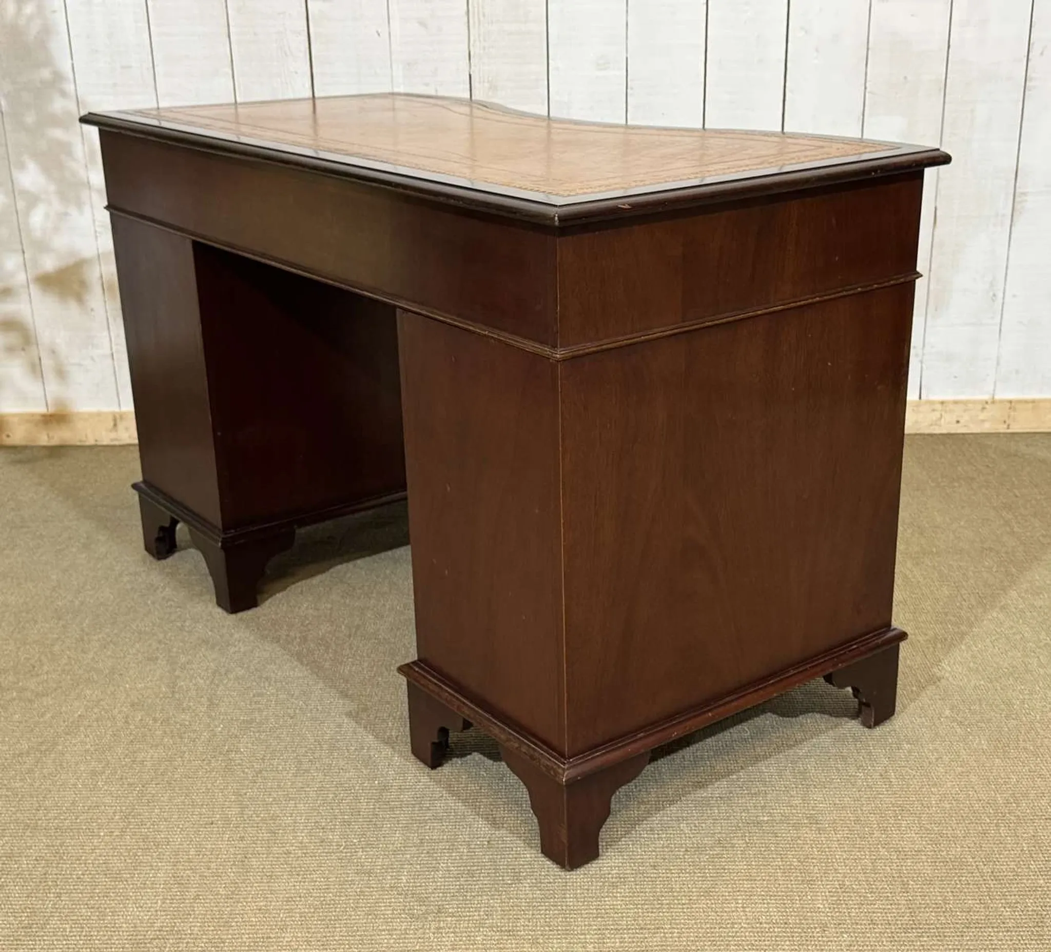 English desk with drawers from the 1950s in mahogany with a leather top.