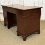 English desk with drawers from the 1950s in mahogany with a leather top.