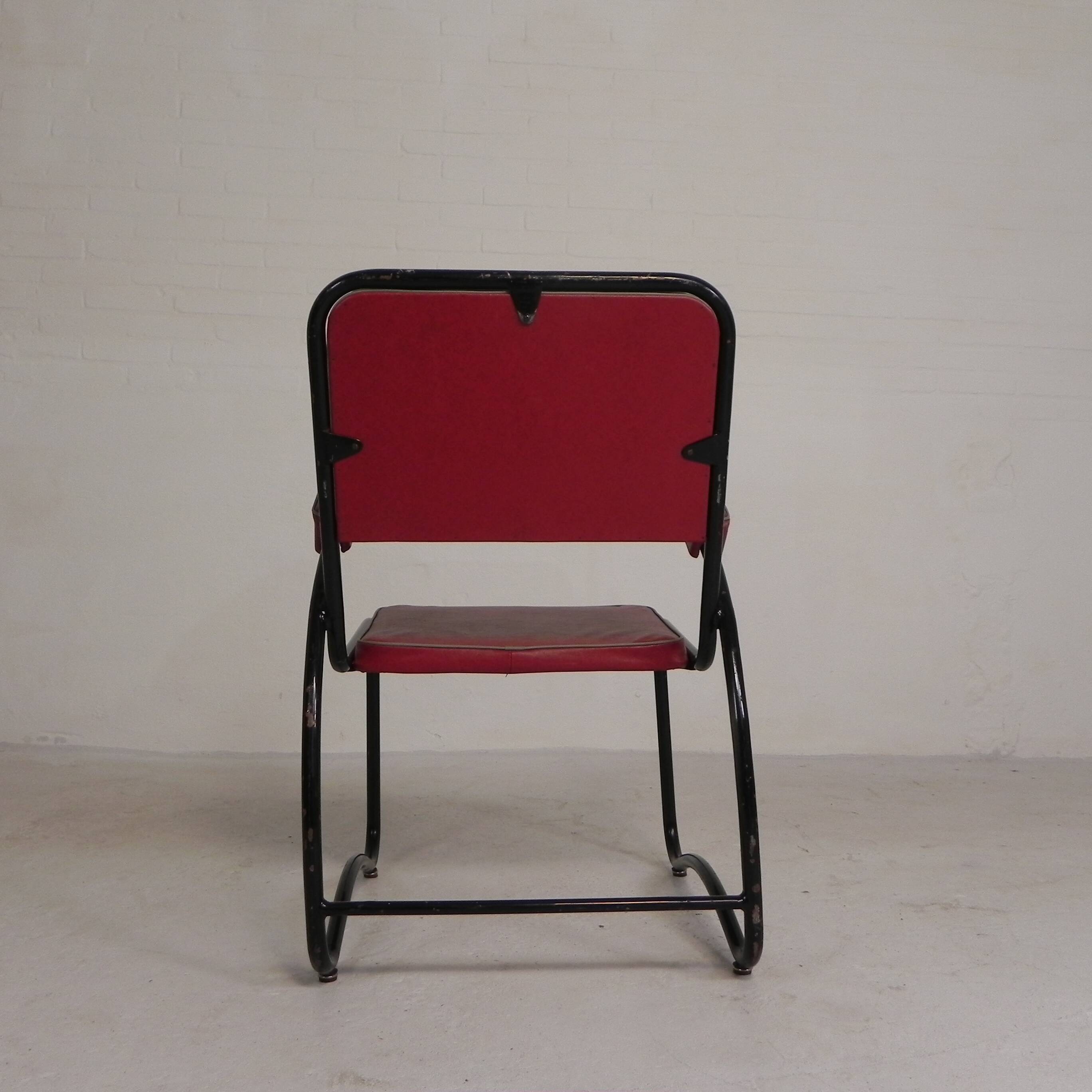 Set of 4 armchairs and a coffee table with tubular structure in Bauhaus style, 1950s.