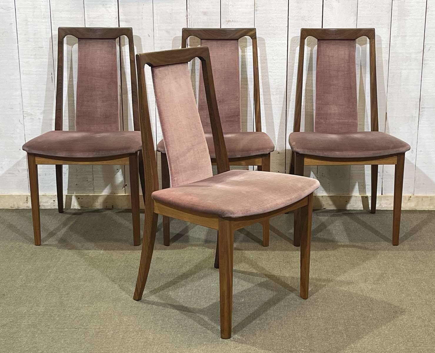 Suite de 4 chaises GPlan en teck des années 1980