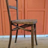 Chaise anciennes en bois assise ornementée