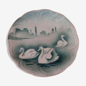 Plate of earthenware dabbling in swans