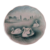 Plate of earthenware dabbling in swans