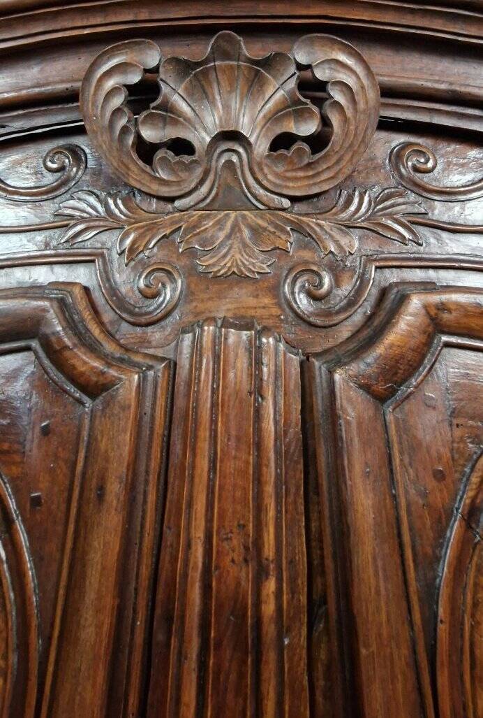 Important Louis XV wedding wardrobe in walnut and burl.