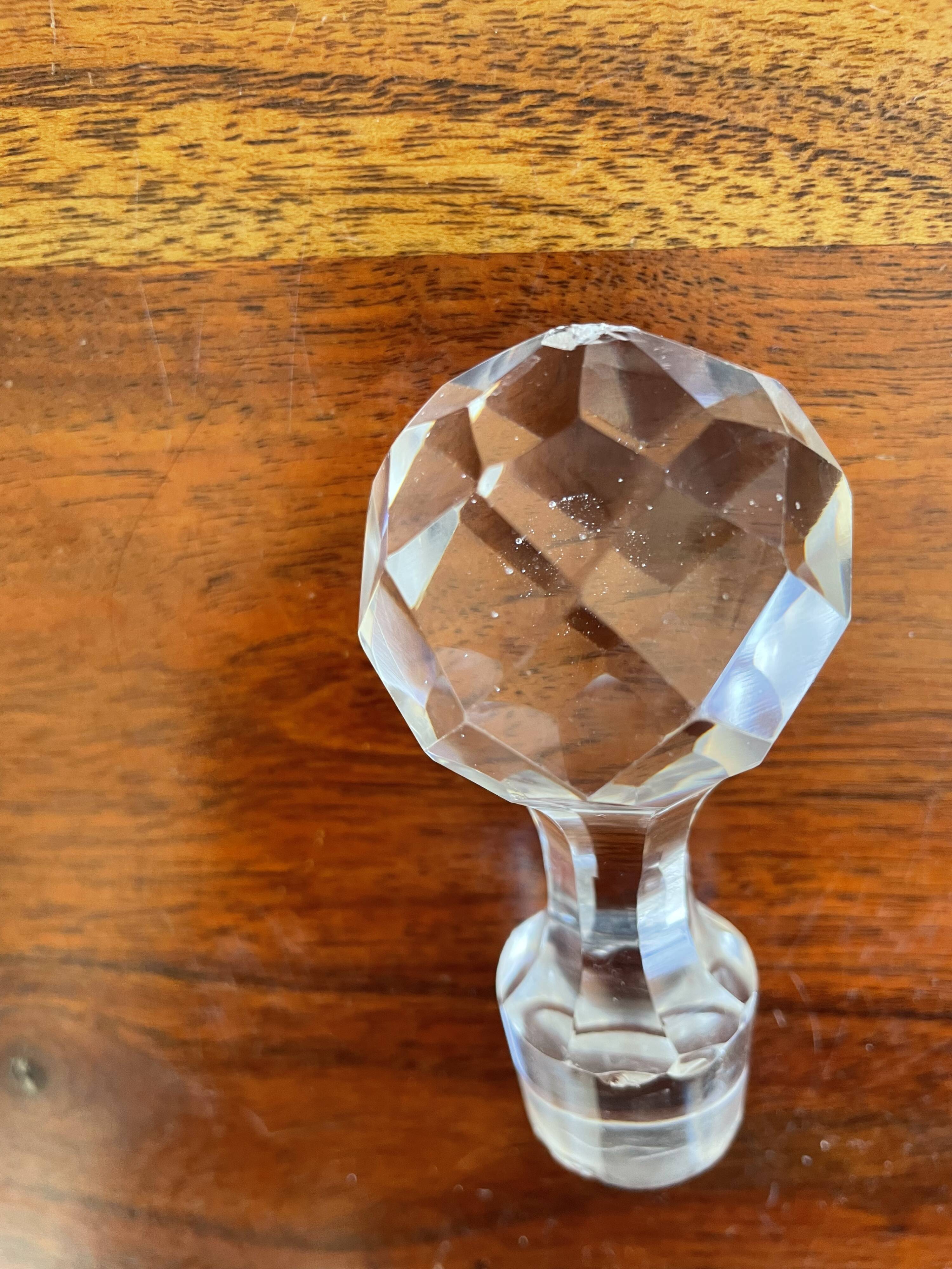Lot 5 carafes en verre gravé