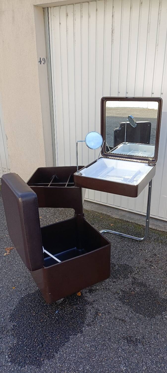 Hairdresser by Carlo Urbinati