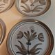 6 assiettes plates vintage en grès série de six marquées Longchamp