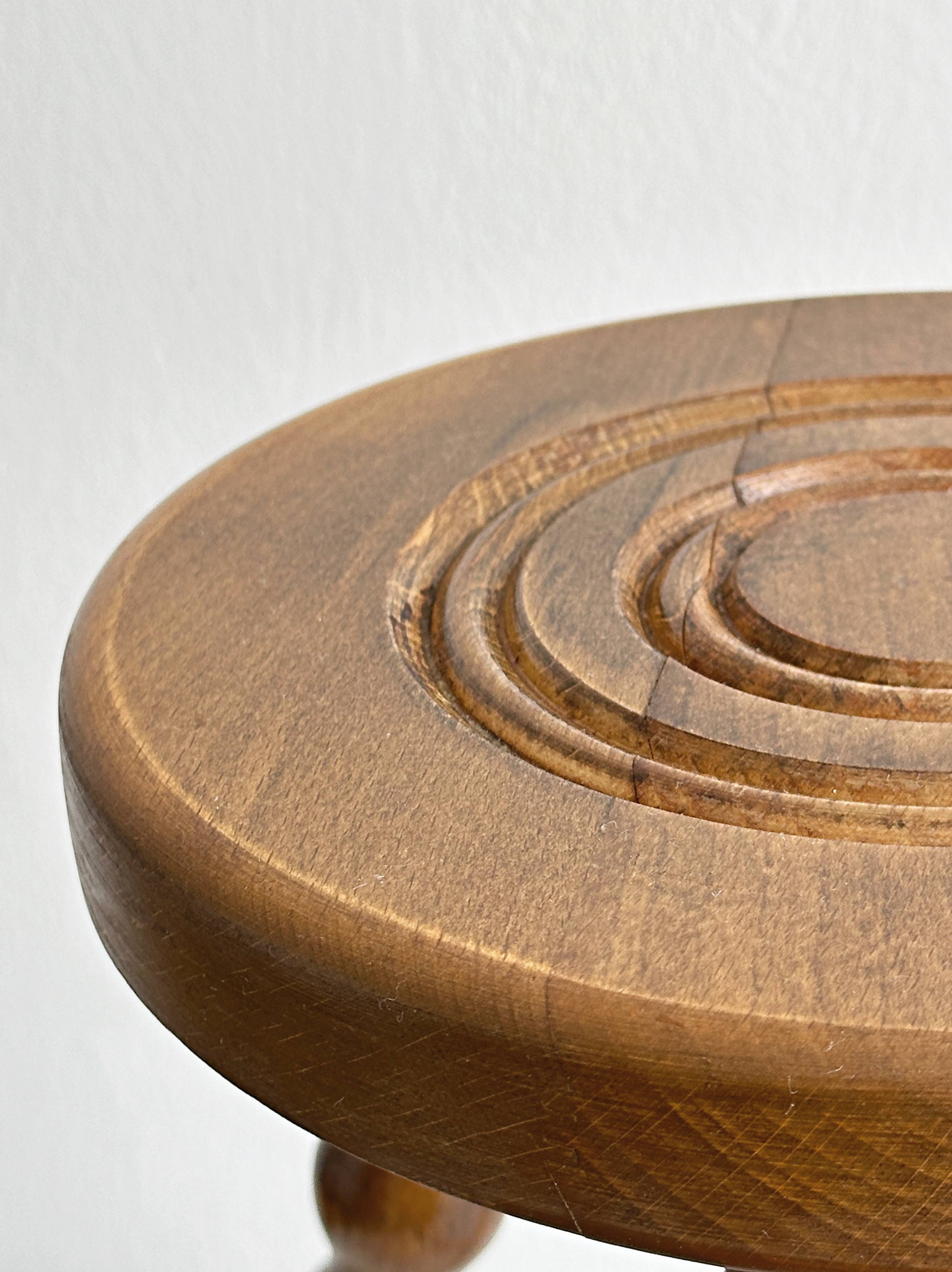 Tabouret tripode ancien en bois torsadé