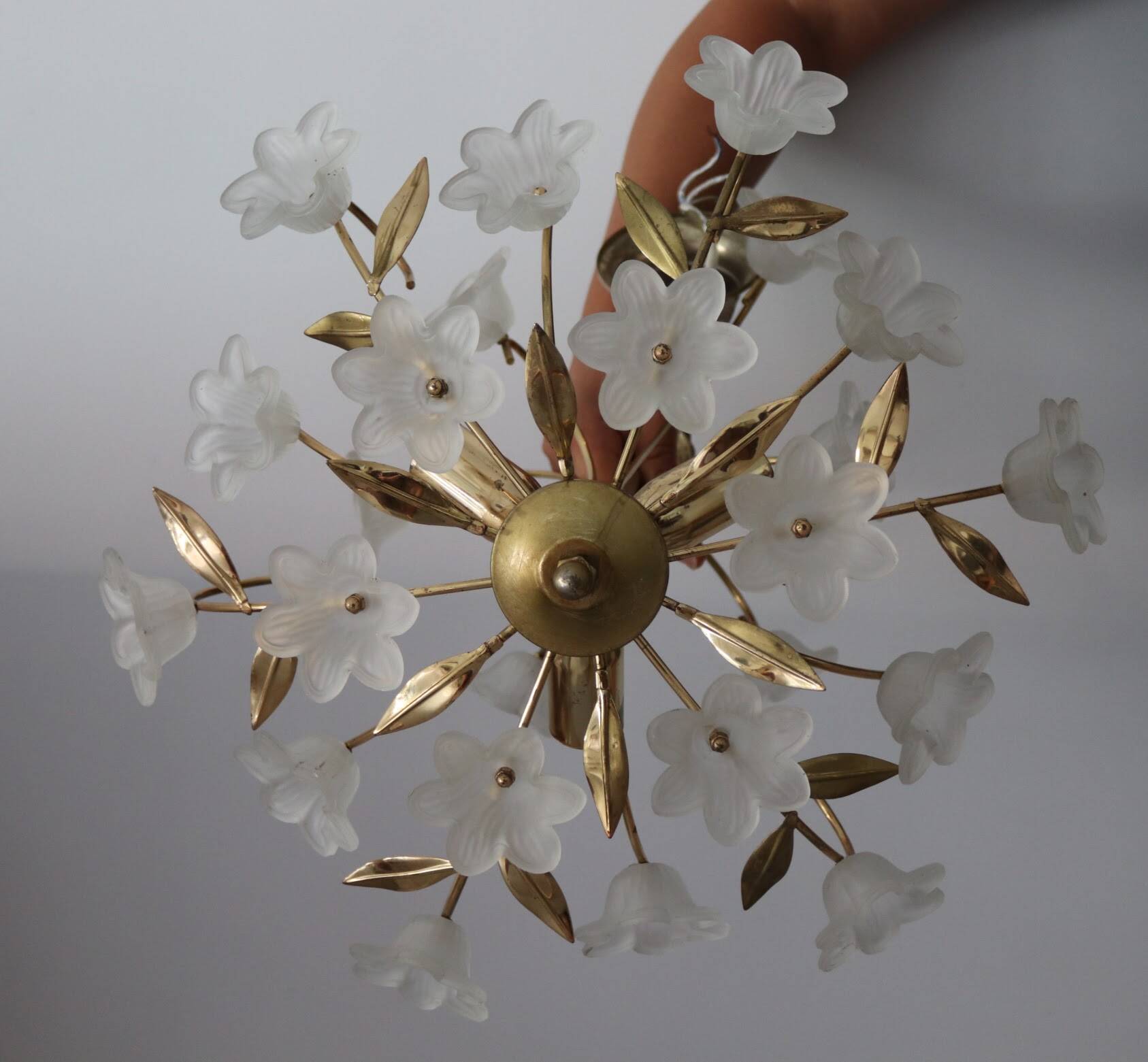 Italian flower chandelier in brass and glass
