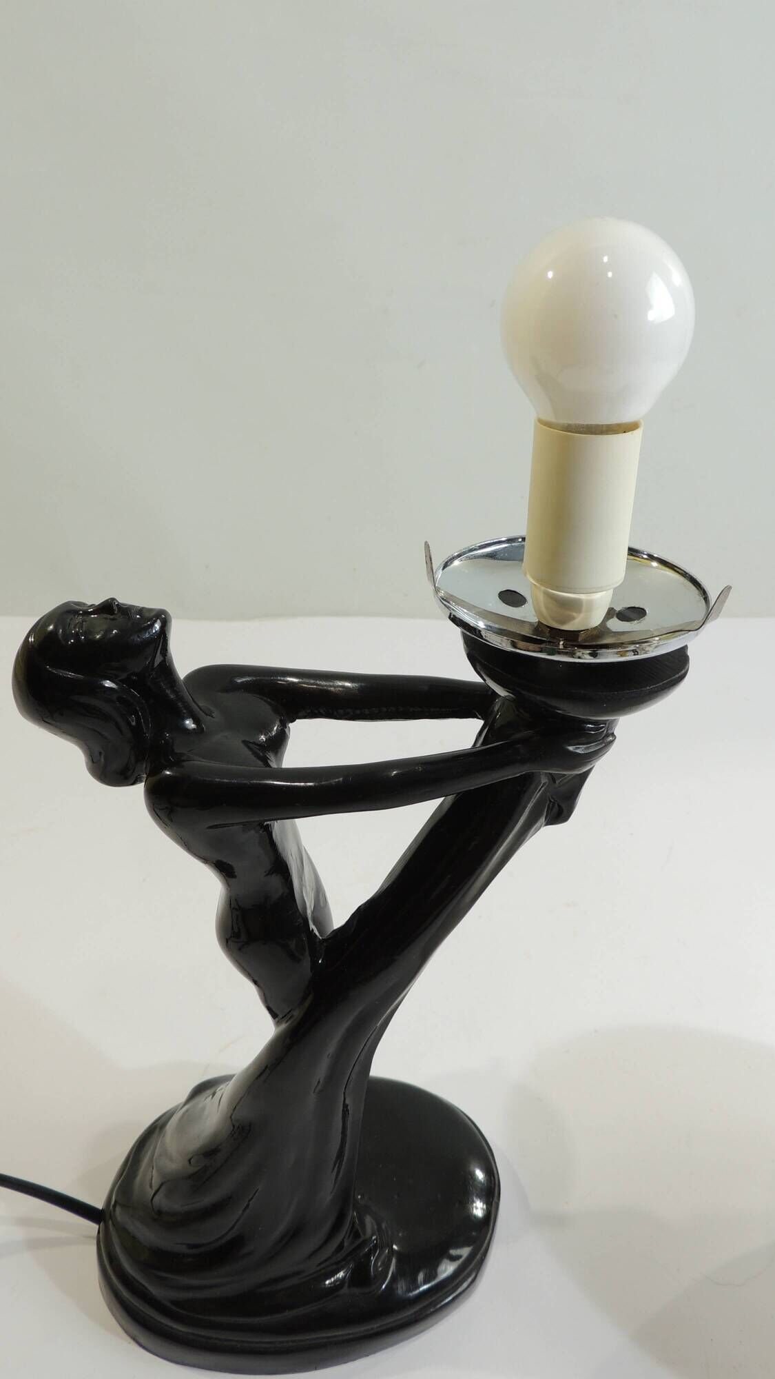 Art Deco lamp woman holding a luminous globe – Vintage resin lamp – L