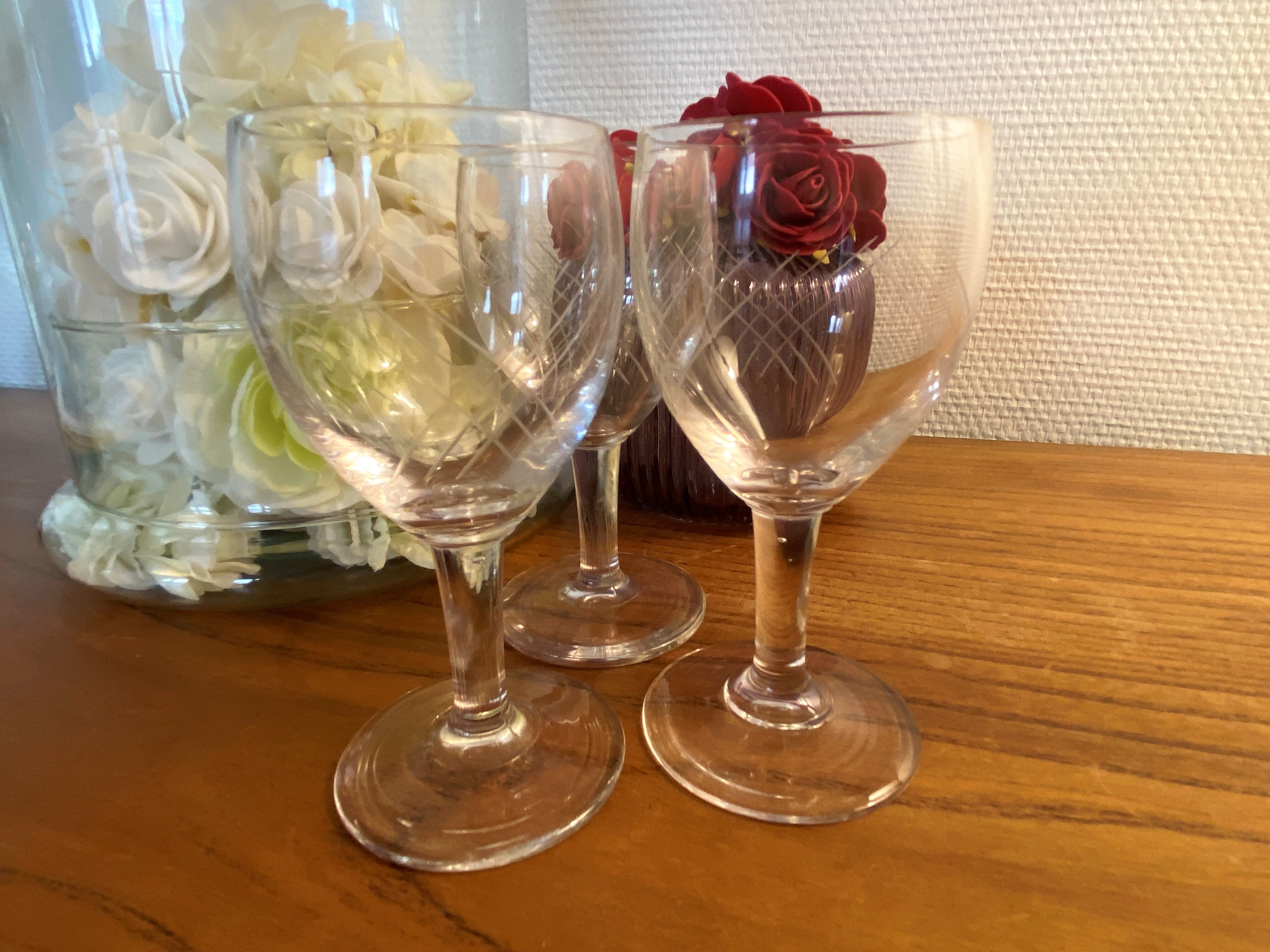 Set of 3 white wine glasses in cut glass