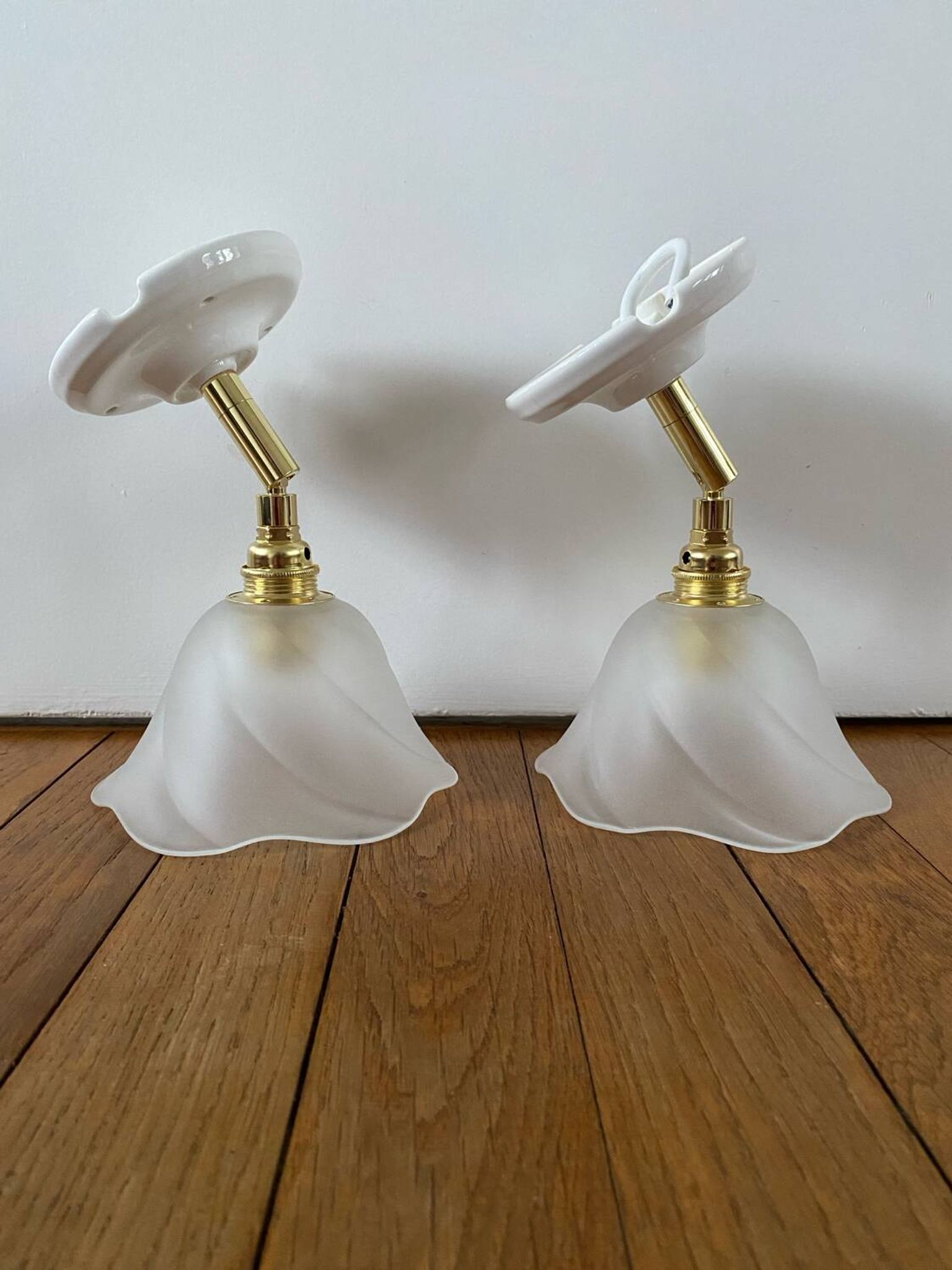 Paire d’appliques murales avec globes vintage