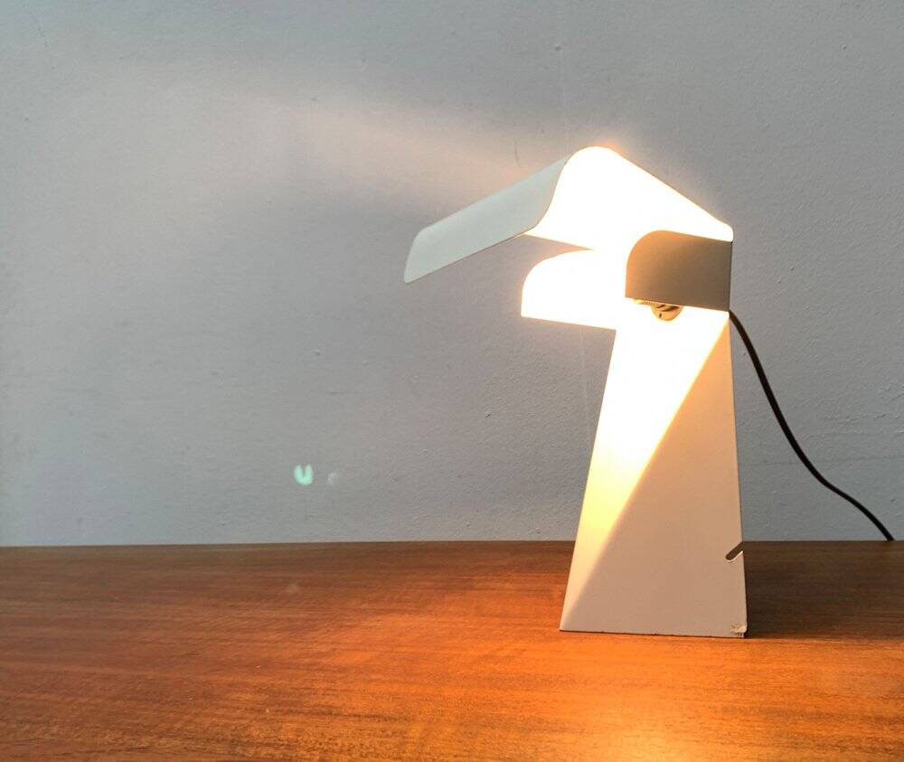 Lampe de table minimaliste en tole de l'ère spatiale italienne des années 60 par G. Grego.