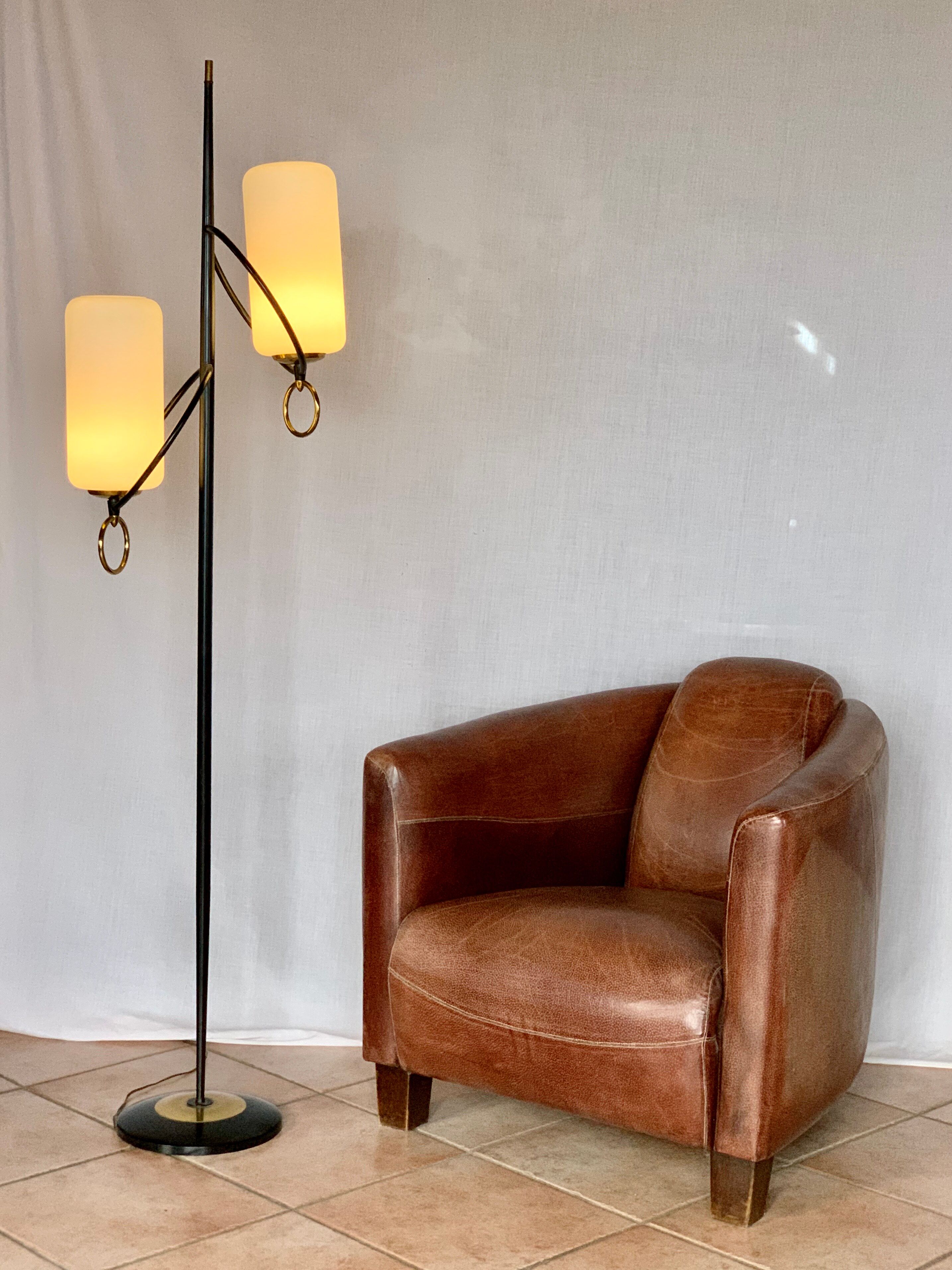 Lampadaire Stilnovo années 50 opalines et boucles laiton