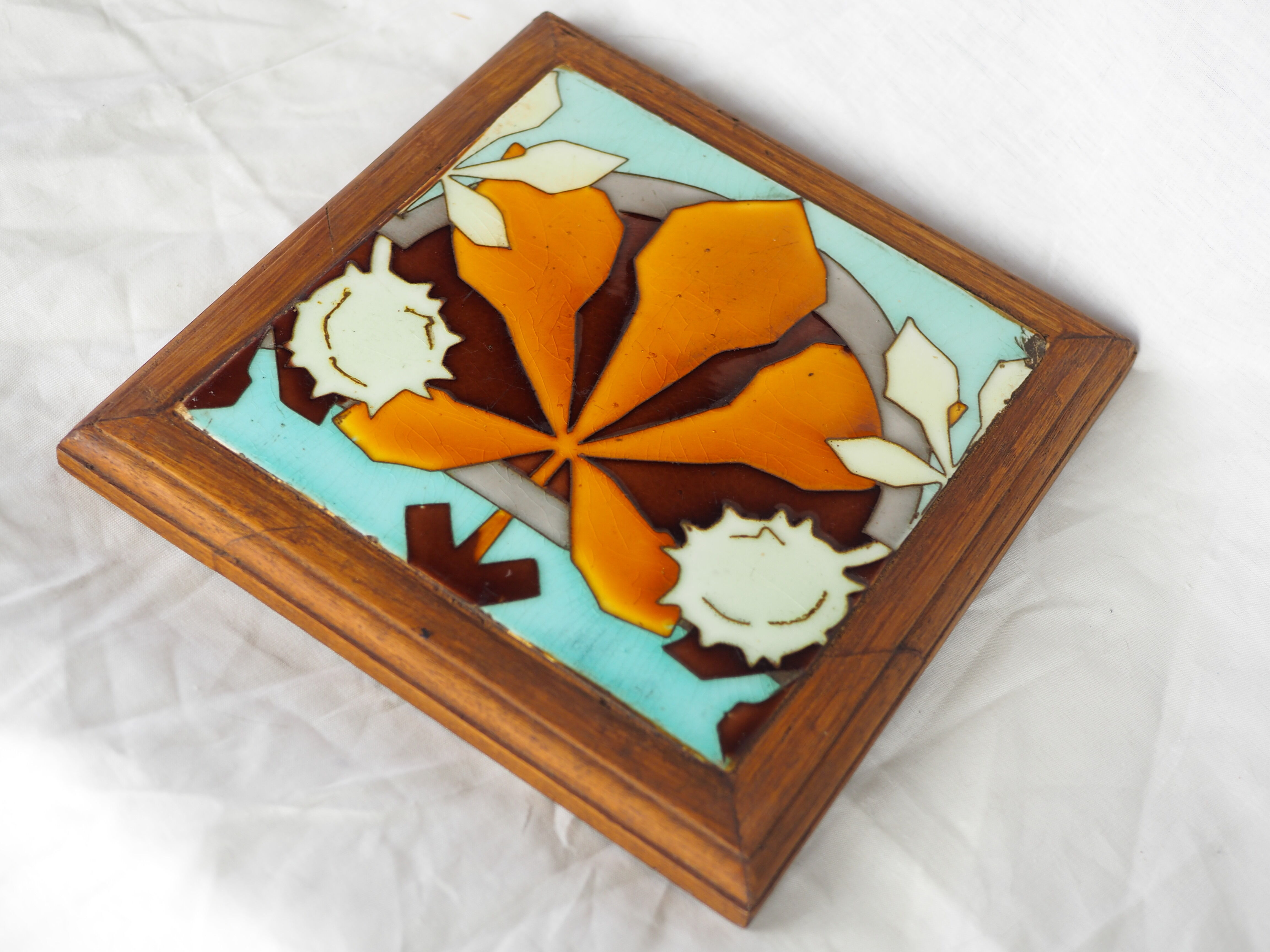 Leaf earthenware checkered underside and maronnier bug - autumn atmosphere - deb. XXth