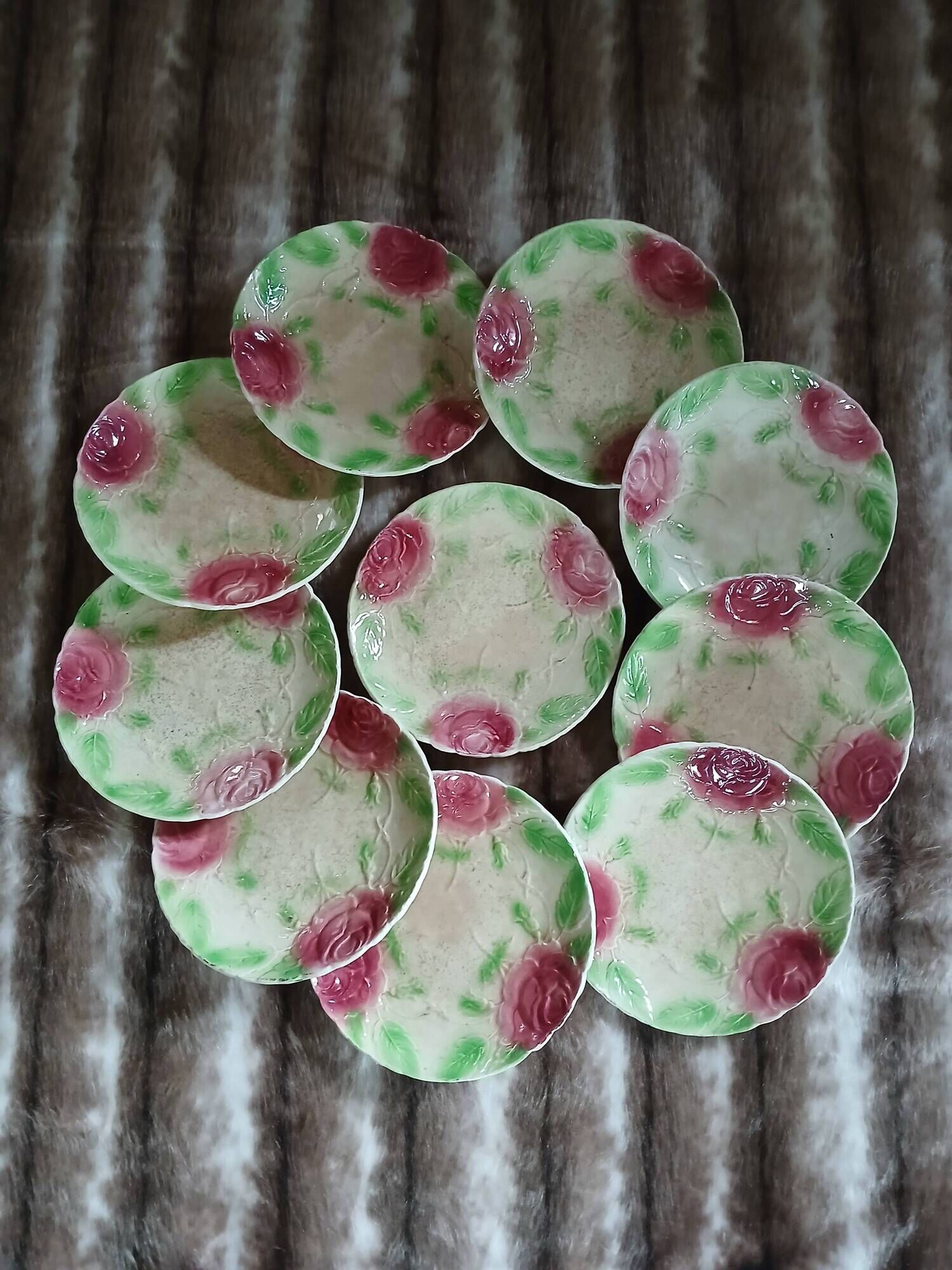 10 assiettes très anciennes en barbotine 