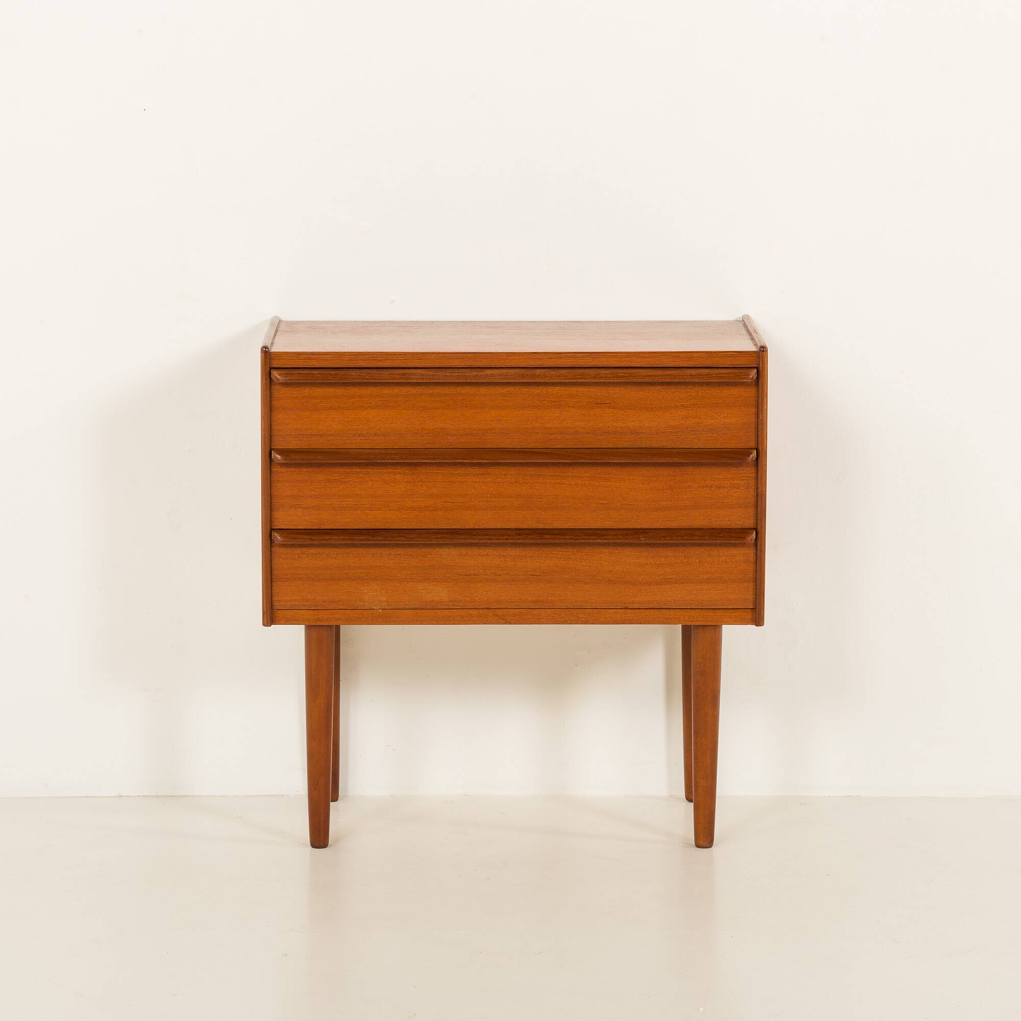 Small Danish chest of drawers in teak, 1960s