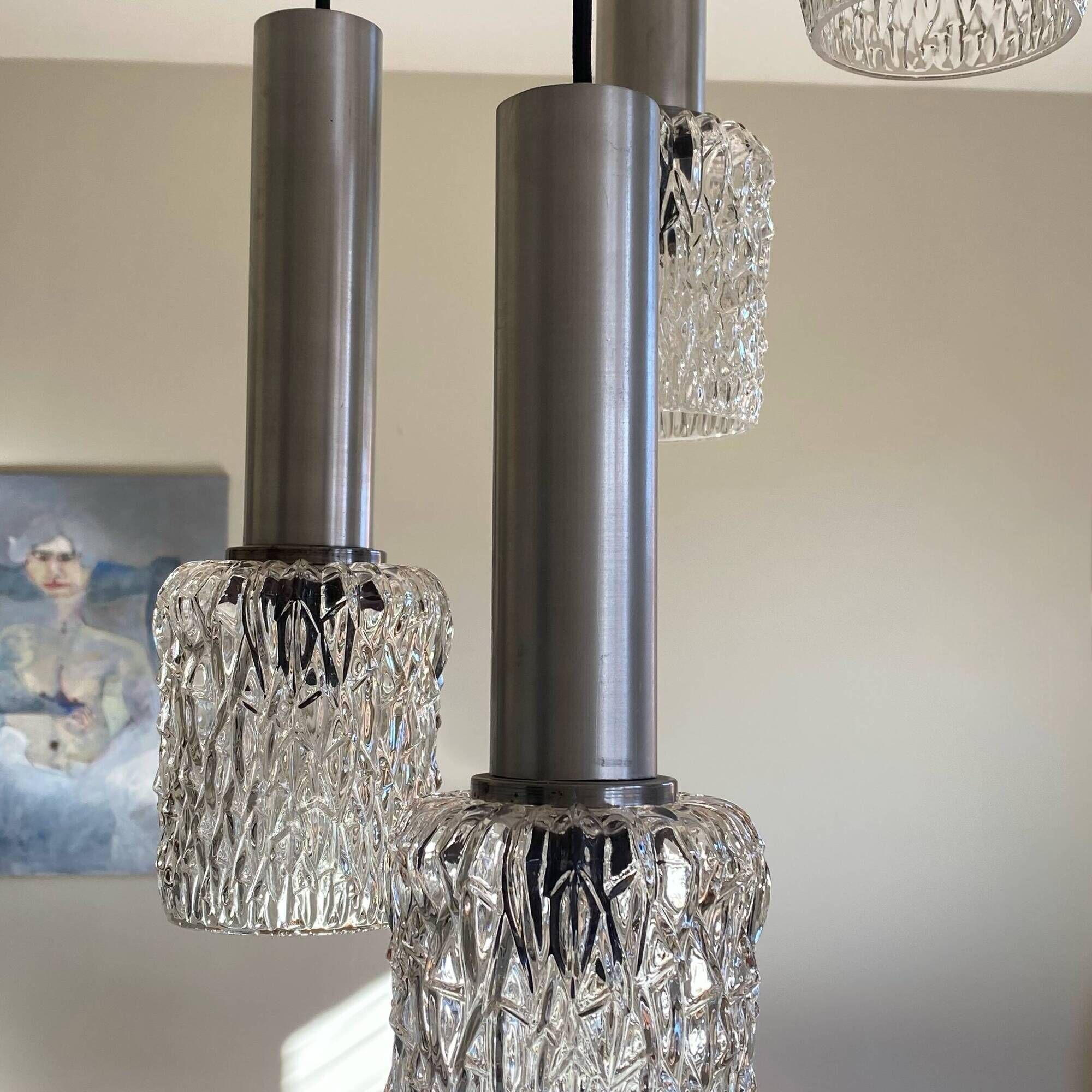 Large cascading chandelier with 5 glass lampshades and aluminium tube.
