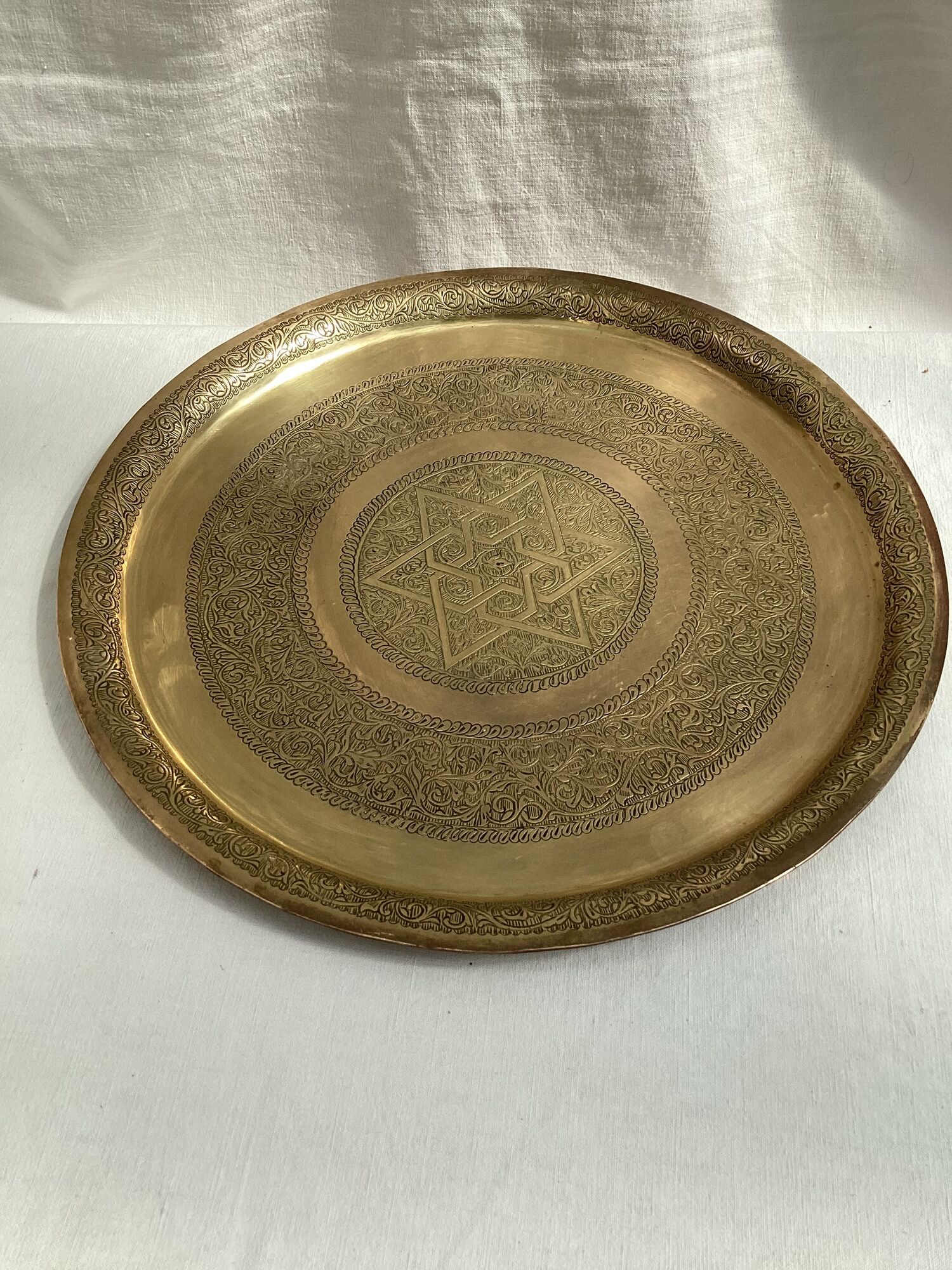 Moroccan tray in gilded brass dimension: height -2.5cm- diameter -35cm-